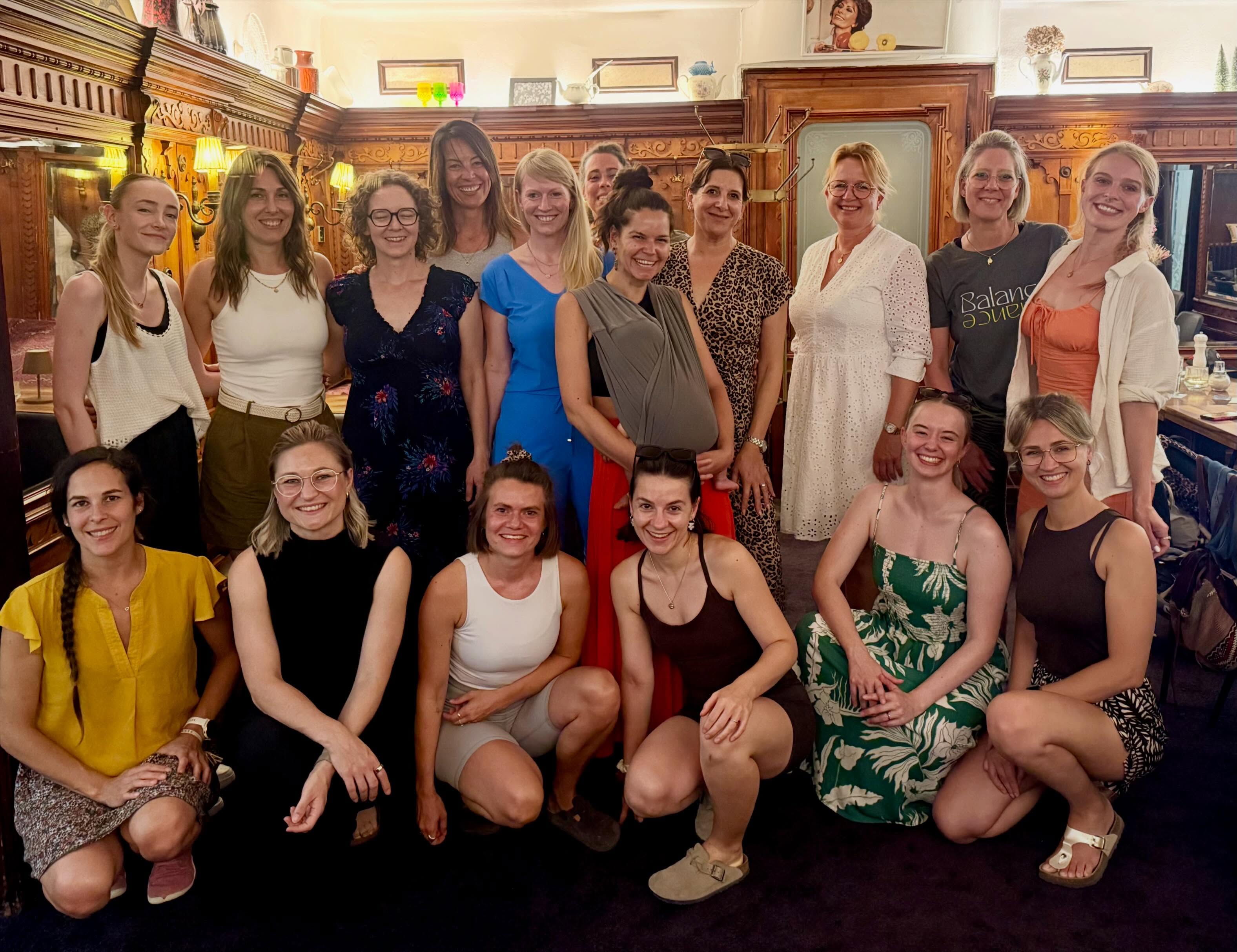 CONGRATULATIONS 🎉
Wieder hat eine ganz zauberhafte Gruppe die Yogalehrerausbildung bei uns absolviert. 🧘🏻♀️🎓💫
10 Monate intensives Eintauchen in Asanas, Philosophie, Didaktik, Sequencing, Anatomie, Sanskrit, Atemarbeit und Energielehre…🤸🏾🦴🩻👩🏫🧘🏻♀️✍️
Wie dankbar wir sind, dass wir euch auf dieser Reise begleiten und unterrichten durften und so Zeugen eures großen Potentials und Wachstums wurden ⭐️
Von Herzen die besten Wünsche für euren weiteren Yogaweg ♥️
Namasté 🙏🏻
#yogateacher #teachertraining #200hrsytt #yogaraum_ravensburg #nicolekonradyoga
