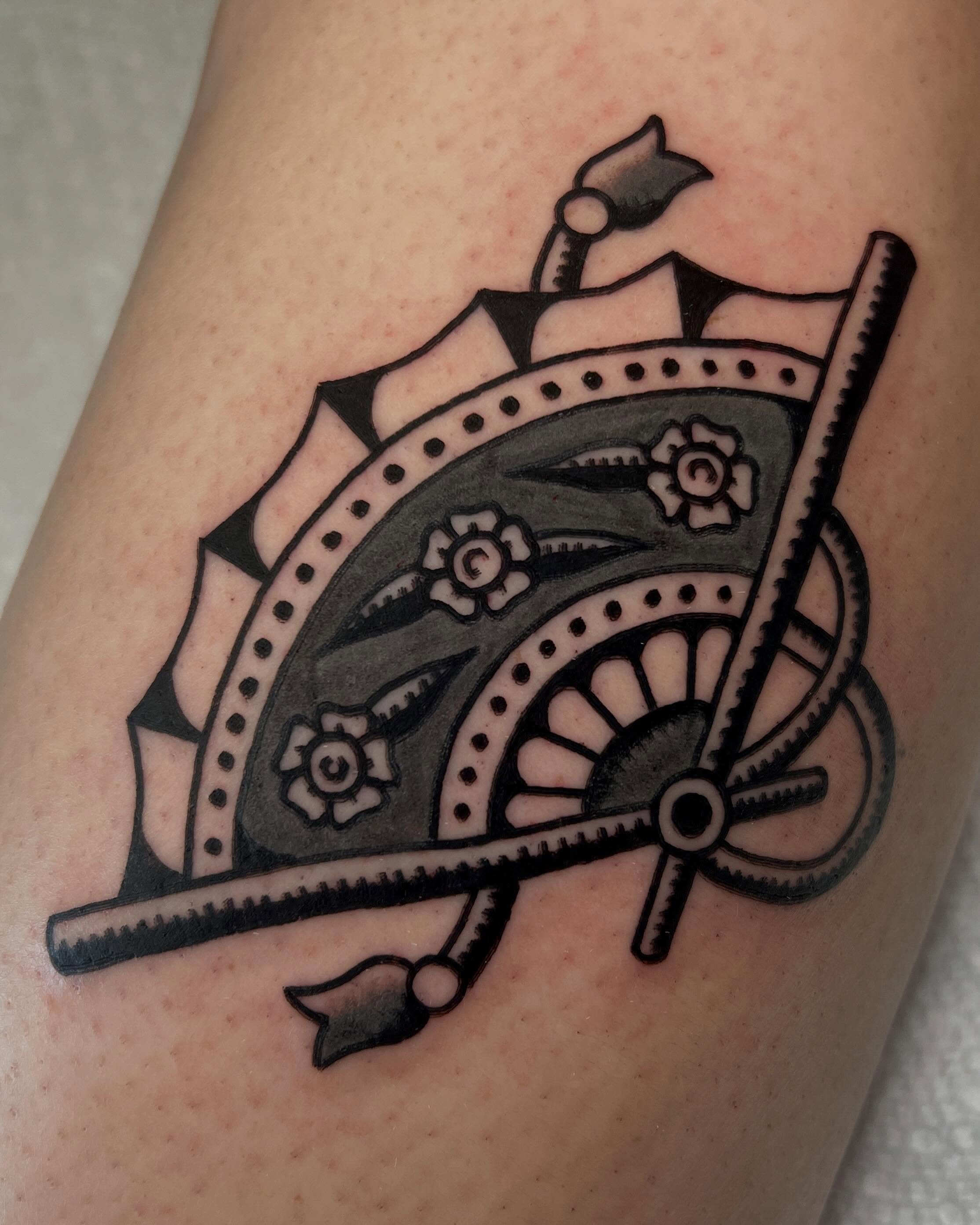 Fun fan moment on this hot day for Tara by @bbycakestattoo!