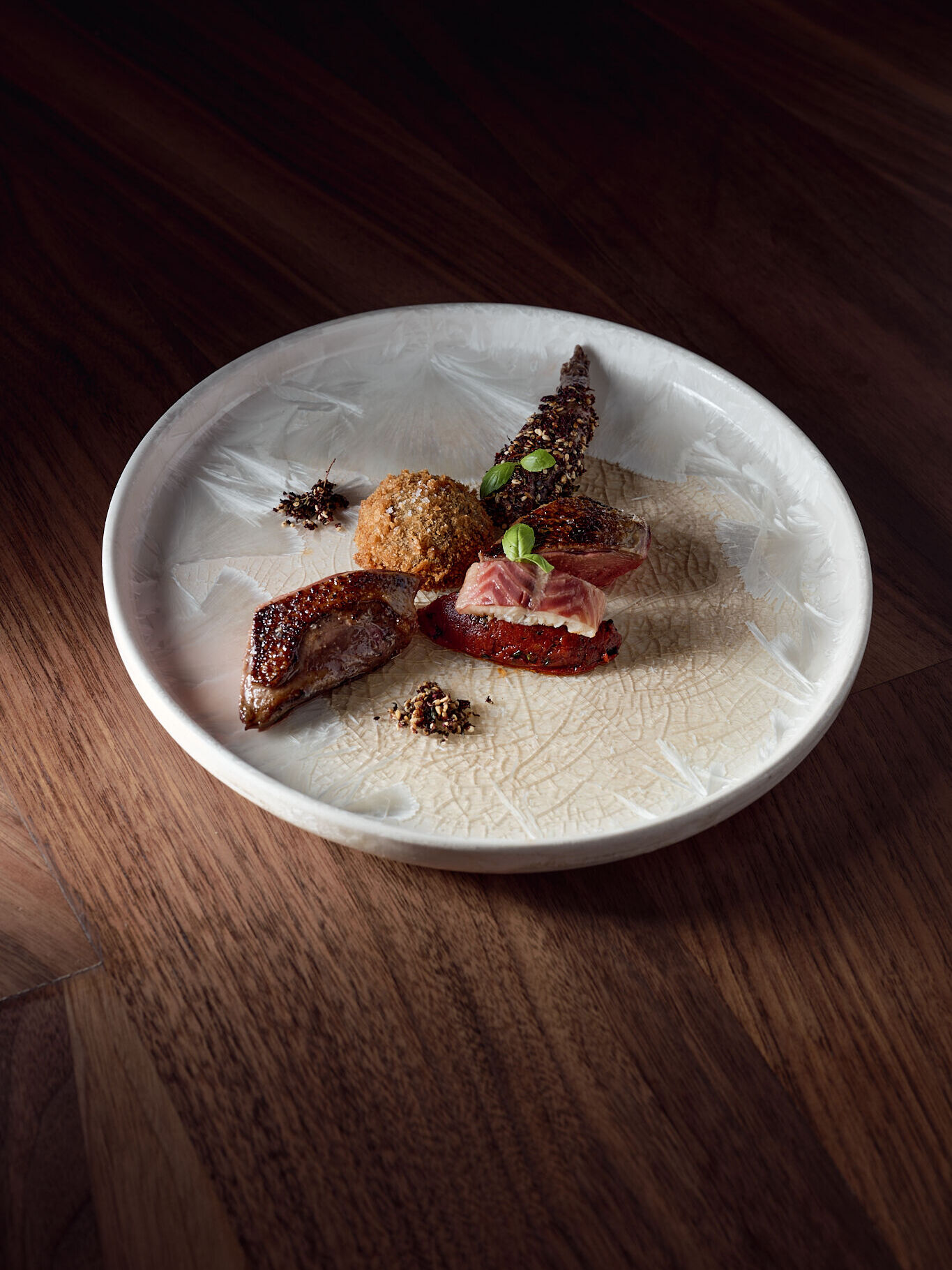 Pour ceux qui pensaient qu'on avait rangé la viande : absolument pas. 🔥 Pigeon rôti au foin, tomate à l'anguille et basilic, croquette d'oignon rouge au poivre de cassis. Le menu de saison est bien là — vivant, charnel, ancré dans le produit.
____
Voor wie dacht dat we het vlees hadden weggelegd : welnee. 🔥 Duif geroosterd op hooi, tomaat met paling en basilicum, kroket van rode ui met bessenpeper. Het seizoensmenu is er — levend, volmondig, geworteld in het product.
____
For those who thought we'd put meat aside : think again. 🔥 Pigeon roasted on hay, tomato with eel and basil, red onion croquette with blackcurrant pepper. The seasonal menu is alive and well — vibrant, indulgent, rooted in the product.
Menssa by @christophe.hardiquest
💻 www.menssa.be
✉️ restaurant@menssa.be
☎️ +32 2 346.66.15
📍 Avenue de Tervueren 453, 1150 Bruxelles
📸 @anthonyflorio
#menssa #lesgrandestablesdumonde #michelinbelgique #50bestdiscovery #gaultmillau
@enguerrand_moura @nico.beaudey @dessartjulie @madison_mtn @elliot.deconinck