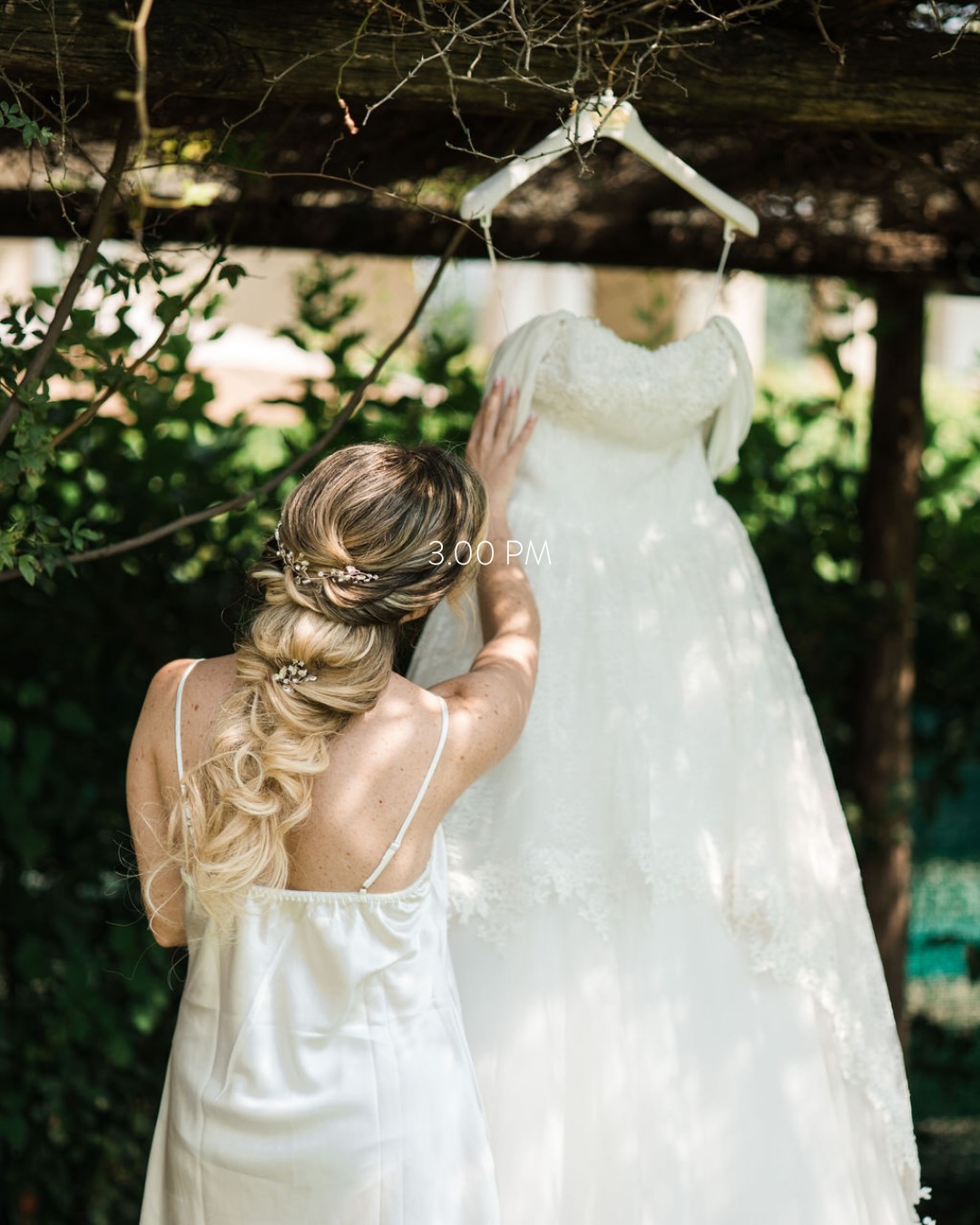 A wedding day doesn’t just happen, it unfolds, slowly and beautifully, one moment at a time.
From the quiet magic of the morning, getting ready with the people you love most, to the last song of the night when no one wants to go home, every hour has its own feeling💌
Luca & Letizia
Venue @castello_montechiarugolo
Flowers @fioristacilloni
Caterer @villarota_dovevuoicatering
Photo @adelaidemossinaweddingph
Video @ludovicamossina_videomaker
Music @music4_musica_per_eventi
Bride dress @magico_si
#DestinationWeddingPlanner #LuxuryWeddingPlanner
events in italy | wedding in Italy | wedding inspiration