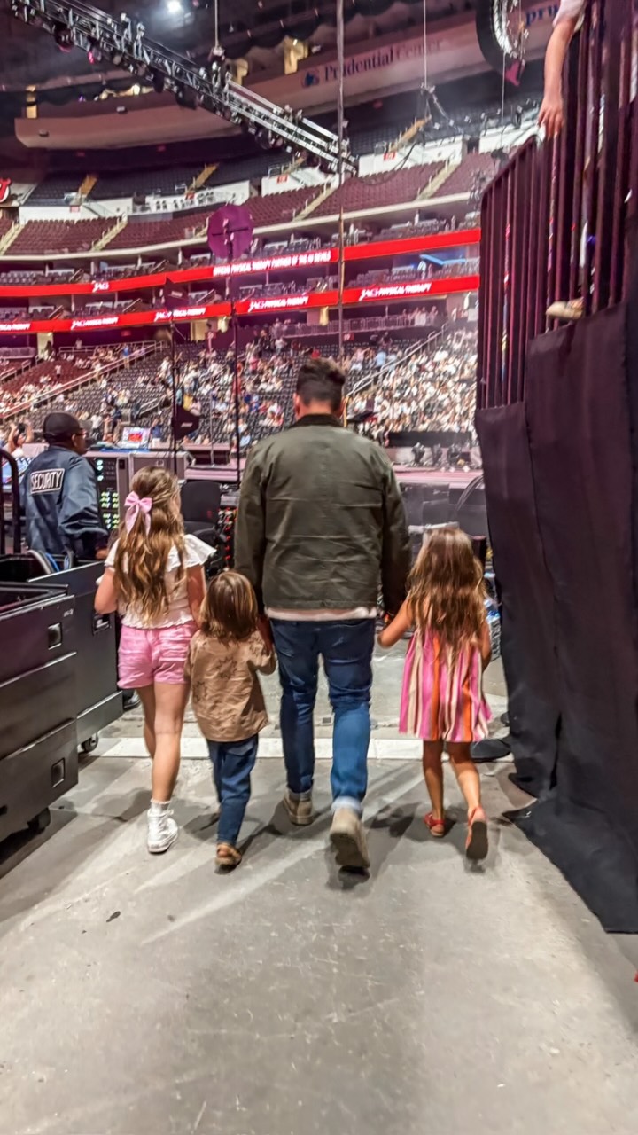 (Later post) What can I say? Another year of American Young Voices in the books and another year of feeling so inspired by all of the thousands of singing students and their teachers! We had such a fantastic time with you all! See you next year! 🔥🎶😎