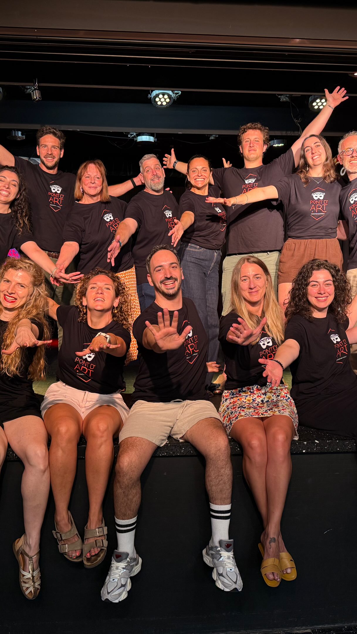 Si chiude un altro anno di teatro. ❤️🎭
Grazie a tutti gli allievi del corso 2025/2026 di Pont d’Art per esservi messi in gioco, per aver avuto il coraggio di uscire dalla vostra zona di comfort e per aver condiviso con noi un pezzo del vostro cammino.
Abbiamo riso, giocato, sbagliato, improvvisato, ci siamo emozionati. E, per qualche ora alla settimana, siamo tornati tutti un po’ bambini. Ed è forse questo il regalo più bello che il teatro possa fare.
Ci portiamo nel cuore ogni prova, ogni spettacolo, ogni abbraccio e ogni applauso.
Grazie per la fiducia, per l’affetto e per aver reso speciale questo anno insieme.
Il sipario si chiude, ma l’avventura continua.
Ci vediamo nella prossima stagione. ❤️🎭
#PontDArt #Teatro #CorsiDiTeatro #Recitazione #Geneve