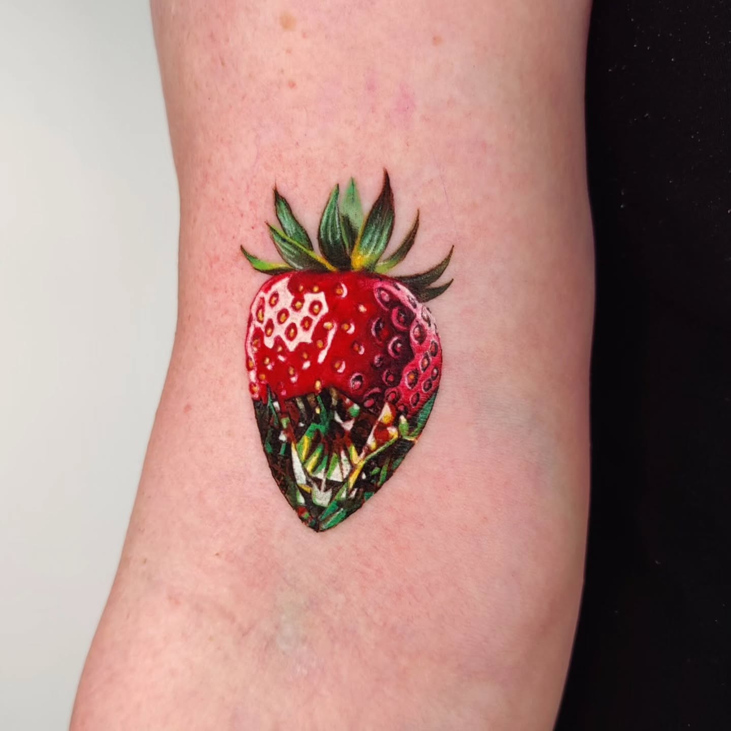 Little tattoos are as important as the big ones! TheY represent love and care and history and many other things. Little combination of green gem and realistic strawberry.
Thaaaanksb
.
.
..
@intenzetattooink @eztattooing @ghostlineapp @afterart.newzealand @inkpro_nz @fkirons @hustlebutterdeluxe #intenze #intenzeink #intenzeteam #afterart ghostlineapps