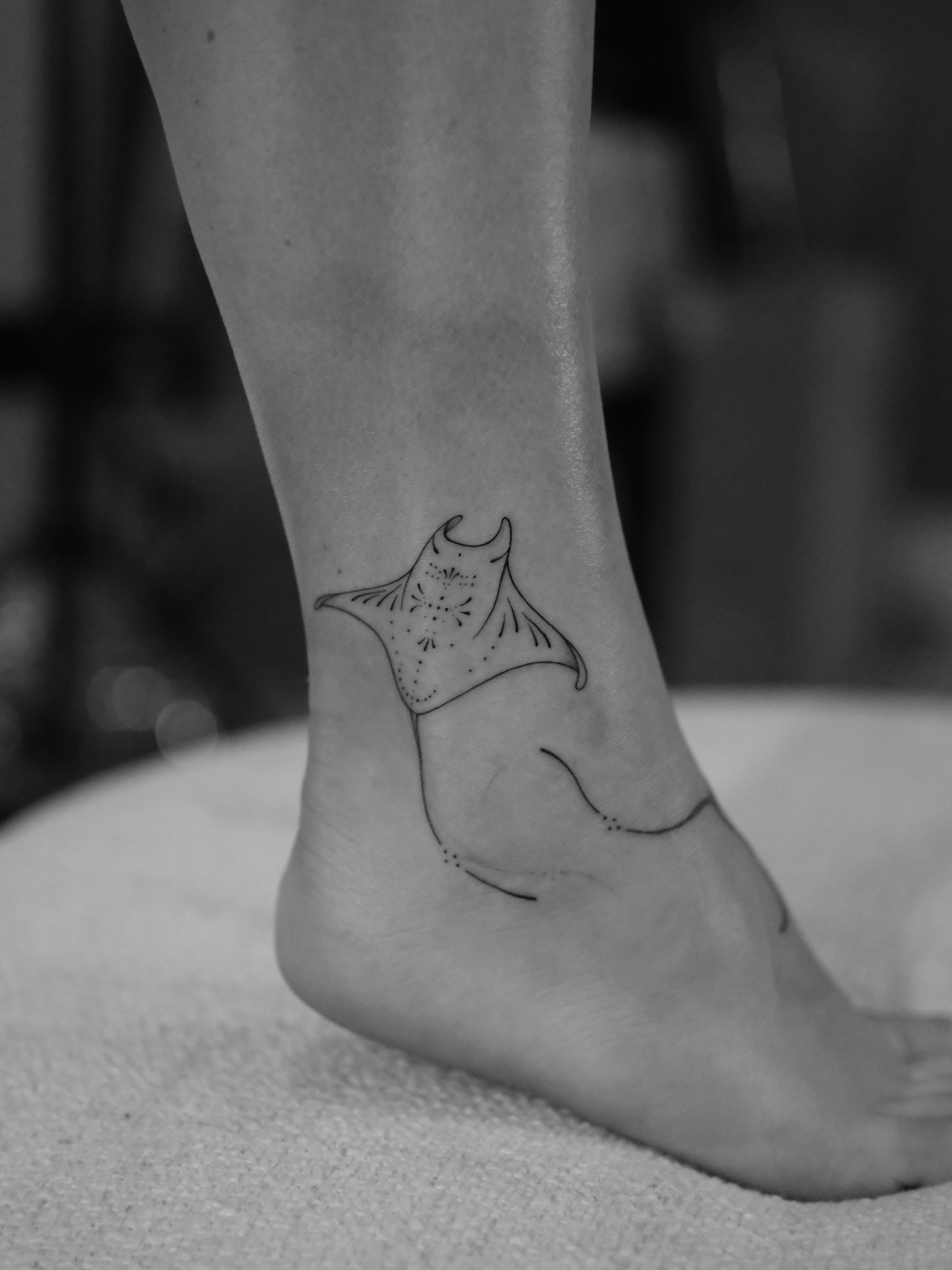 A delicate ornamental and absolutely magical manta ray for sweet Alesha ✨ thank you for your trust 🫶 #mantaraytattoo #tattoobigisland #tattookona #tattoowaimea #tattookailuakona