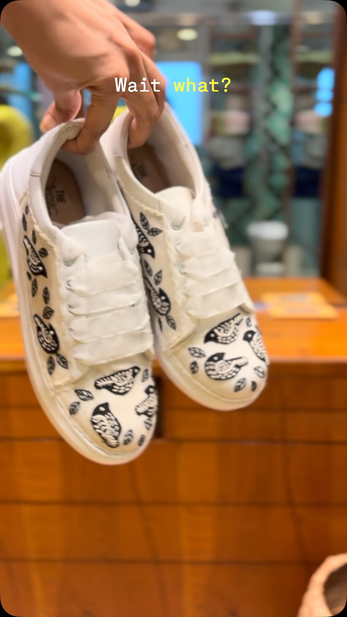 1 sneaker that does it ALL! 👟🤗❤️
#thesareesneakers #sareesneakers #handembroideredsneakers #handcraftedsneakers #madeinindia