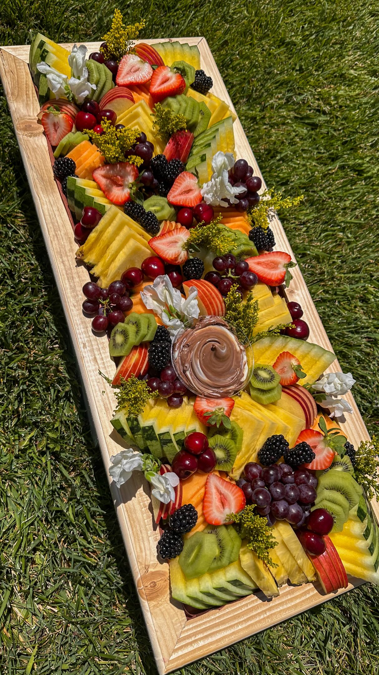 Is the pool boy the snack or???
#fruitlover #fruitboard #fruitplatter #grazingtables