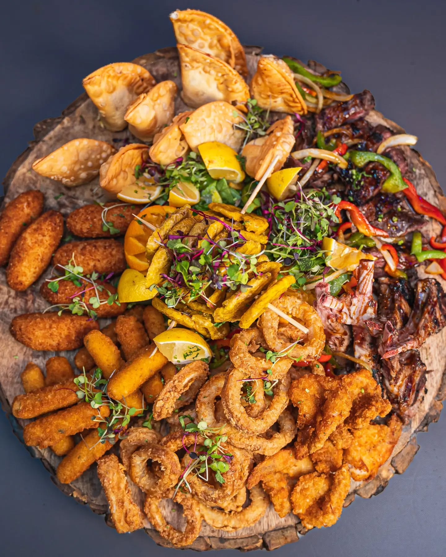 A rich platter and the perfect cocktail the combo you’ve been craving 🍽️🍸Great flavors, good vibes, and unforgettable moments await. Stop by and treat yourself! ✨
#MariscoCentroYankees #RichPlatter #CocktailTime #FoodAndDrinks #GoodVibesOnly TasteTheExperience DeliciousMoments EatDrinkEnjoy