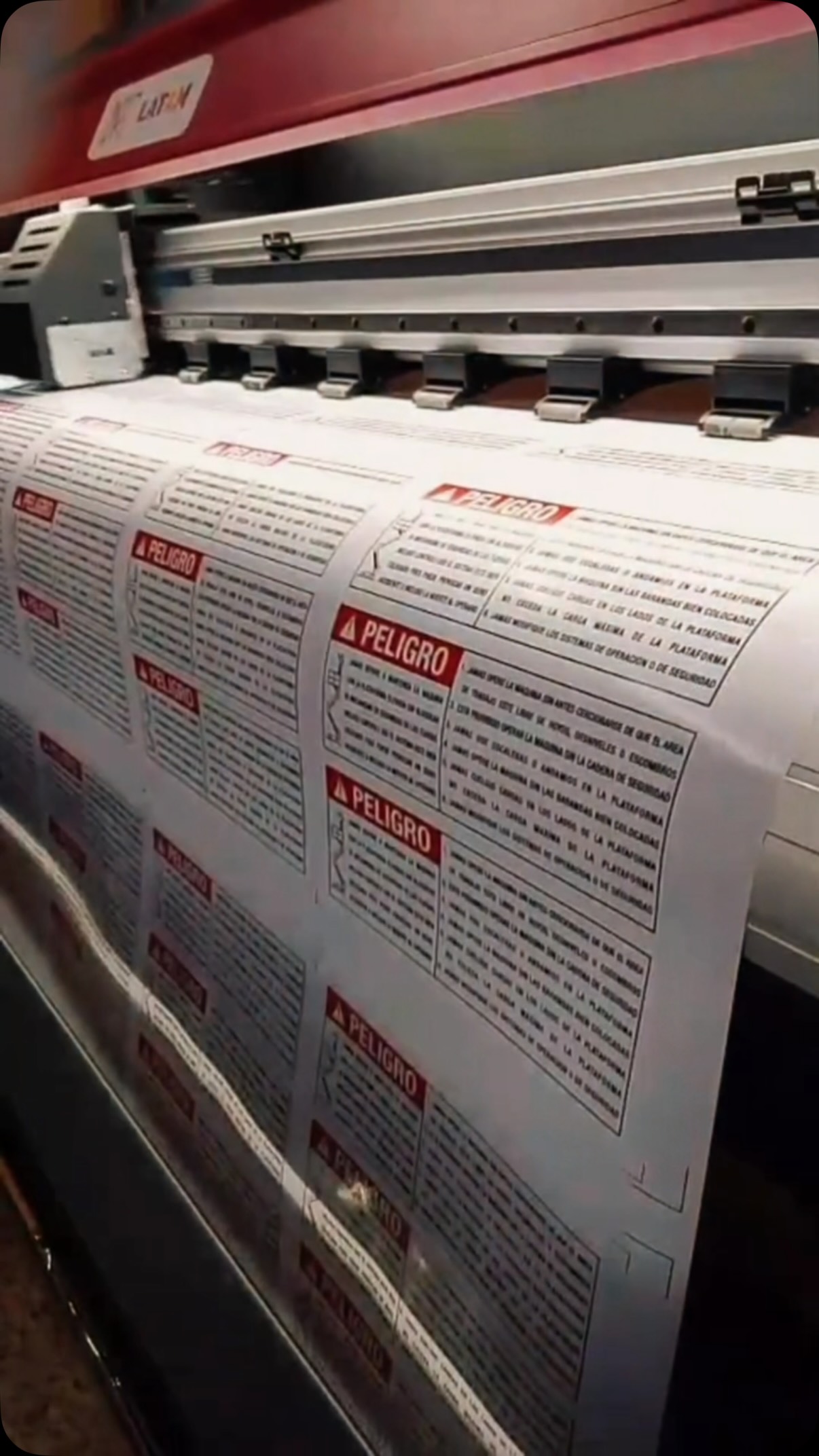 En CG Planograf seguimos trabajando todo el año, acompañando a empresas, industrias y marcas en cada proyecto. 🖨️✨
Realizamos trabajos a medida en serigrafía industrial, impresión digital, calcomanías, cartelería, chapas identificatorias, frentes y piezas personalizadas.
Cada pedido se piensa según el material, el uso y la necesidad de cada cliente. Por eso, también brindamos asesoramiento personalizado para ayudarte a elegir la mejor solución gráfica para tu producto o empresa. 🙌
📩 Si tenés una idea, un diseño o necesitás orientación, comunicate con nosotros.
CG Planograf
Más de 40 años desarrollando soluciones gráficas para la industria. ⚙️