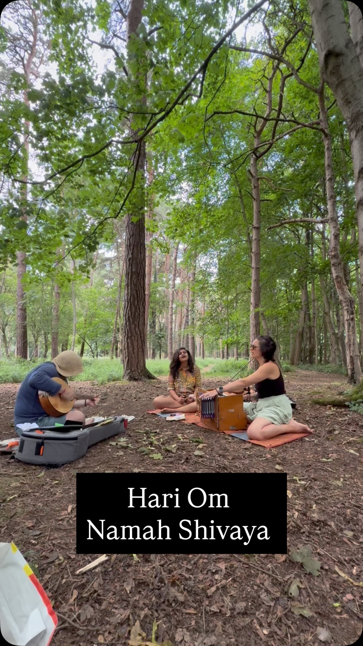 ~ Hari Om Namah Shivaya ~
Celebrating the divine in you, in me and in all!
A video from our practice in the woods yesterday. Preparing for the Kirtan tomorrow at @bectivemill 🙏🏽
So much joy to sing together, to create and to connect with this powerful force within our being.
After each bhajan we sang, there was this resonance within our bodies, minds and hearts. Each bhajan brings a different energy and it’s so beautiful to pause and bathe in it.
Summer is a time of celebration.
Tomorrow we are coming together for some yoga, nature, Kirtan and community in Bective Mill.
Summer Gathering 4pm Sat 27. June
All info in bio
X
#yoga #Kirtan #hariom #summersolstice