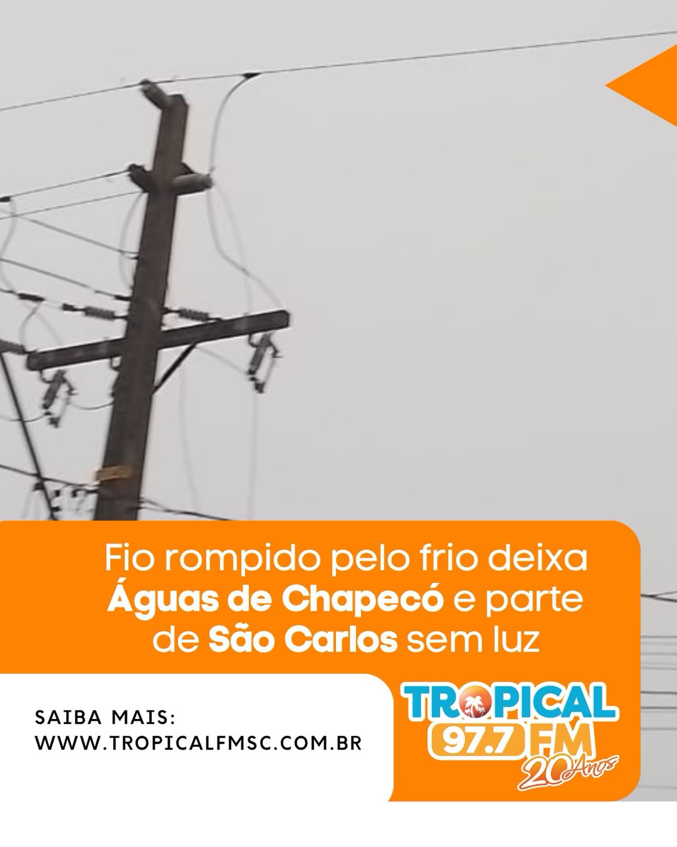 A falta de luz em Águas de Chapecó e parte de São Carlos, registrada no final da madrugada desta quinta-feira (25), foi causada por rompimento de um cabo, segundo a Celesc.
A energia foi reestabelecida por volta das 06h30, mas antes das 05hs o sistema já estava colapsado. Conforme a estatal, técnicos localizaram um fio rompido, possivelmente causado pelo frio, em duas fases no acesso a Águas de Chapecó, sentido Linha Gramados.
A Linha afetada é a mesma que parte da subestação de Palmitos, e por esse motivo, a falta de luz não atingiu todas as regiões. A falta de luz gerou questionamento de usuários que acordaram e se depararam com a falta de luz.