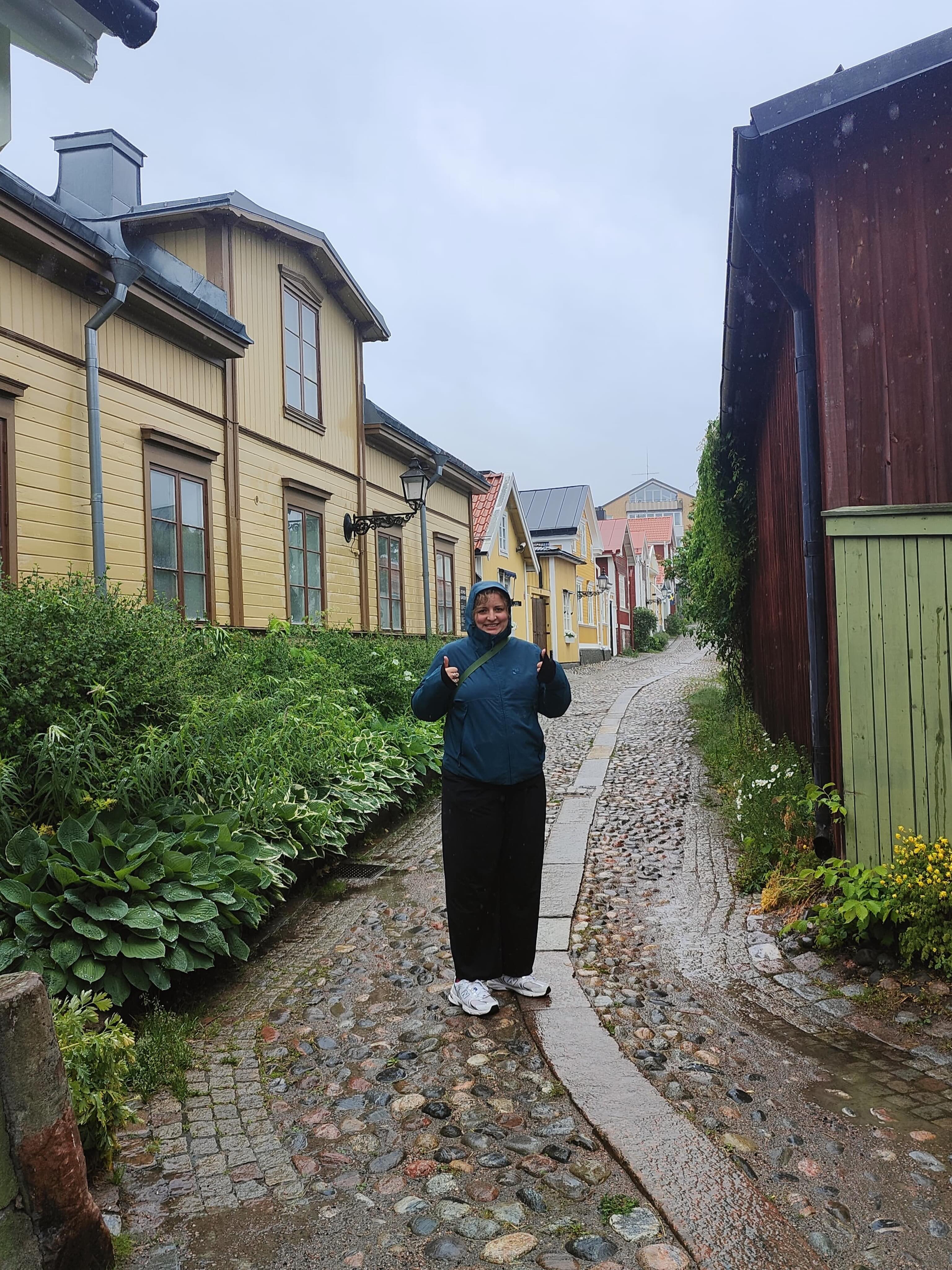 TWAALF GRADEN EN REGEN 🥹
Varmrökt lax 💕
Niet naar Midsommar kijken voor je naar Zweden gaat xx
Ik zei: TWAALF GRADEN. En van die kutmiezerregen. Ik mis het zo.
F I K A
Hej då 👋
Smaakt hetzelfde als in België. Ik weet ook niet wat ik had verwacht.