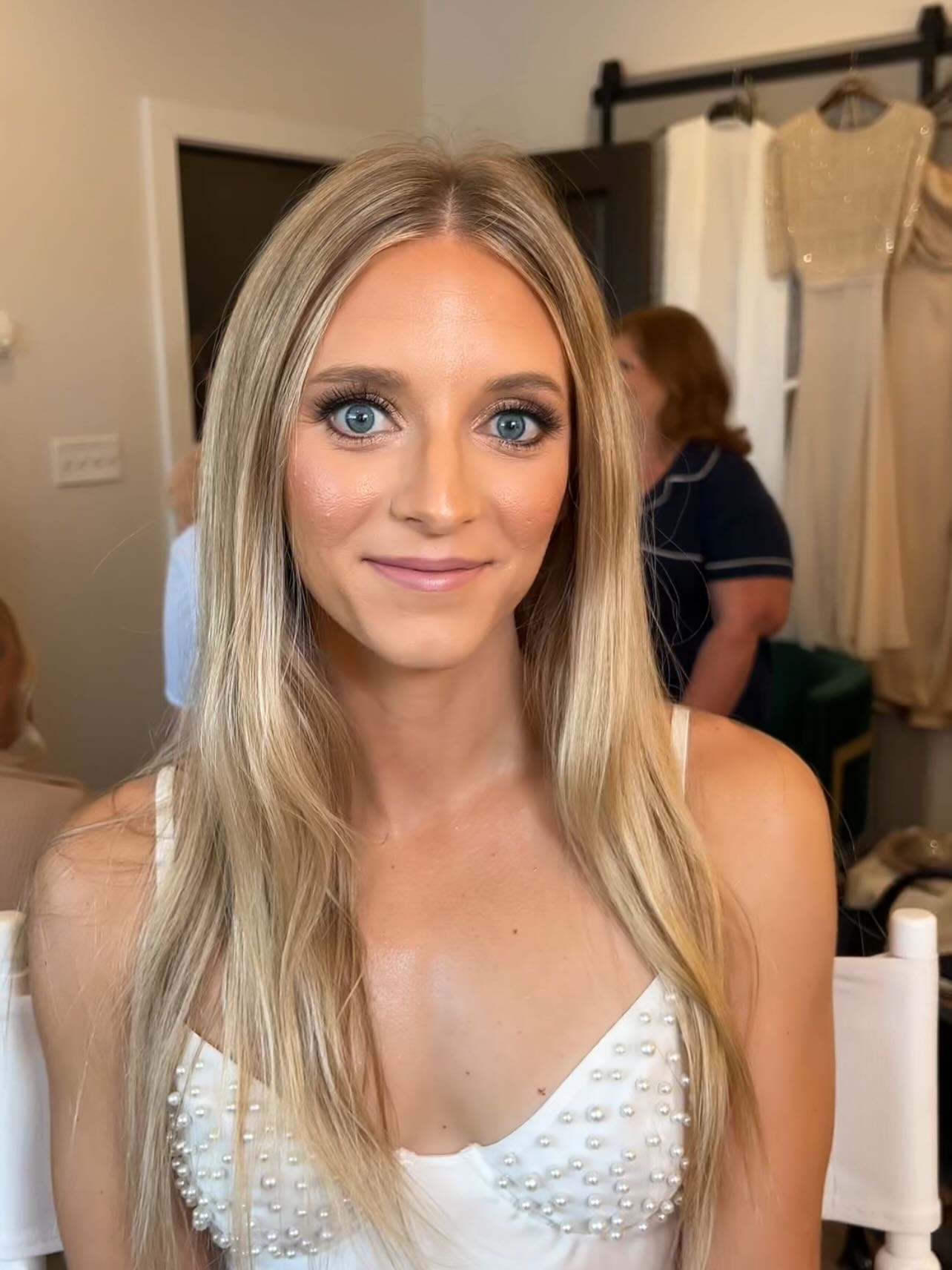 a little before and after on this cutie bride ✨🤍
wants: gold toned eyeshadow, soft blush and glowy radiant skin! ✨
products used-
- eyes: @maccosmetics unfiltered nudes palette, @diorbeauty backstage glow maximizer, @ardellbeauty 421, @makeupforever artist liner
- face: @saiebeauty glow gel, @temptu, @charlottetilbury airbrush flawless powder, @hourglasscosmetics ambient bronzer
- lips: @maccosmetics
#muachelseakay #indymakeupartist #indianapolismakeup #indianapolisbride indy hair and makeup, indianapolis wedding vendor, indianapolis bridal makeup, cincinnati bride, louisville bride, travel mua, destination wedding, professional makeup artist, wedding makeup idea