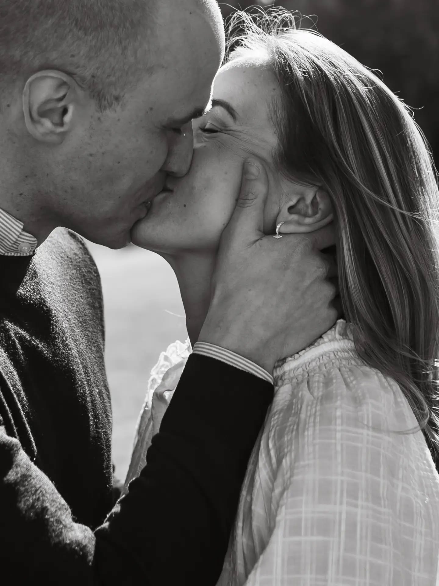 Idag är det äntligen dags för vackra @mikaelawestin och Johan att gifta sig! ♡
Provfotograferingen fick vi till i Hagaparken en av vårens första riktigt varma dagar och nu är det dags för bröllopet en av sommarens varmaste dagar vid underbara @villastromsfors . En stor favorit för mig och peppen är total efter gårdagens bilresa hit! 😍
Grattis i förskott, underbara brudpar, så ses vi snart! 🙌✨️
#bröllop2026 #bröllopsfotograf #bröllopsfotografstockholm #weddingphotographereurope