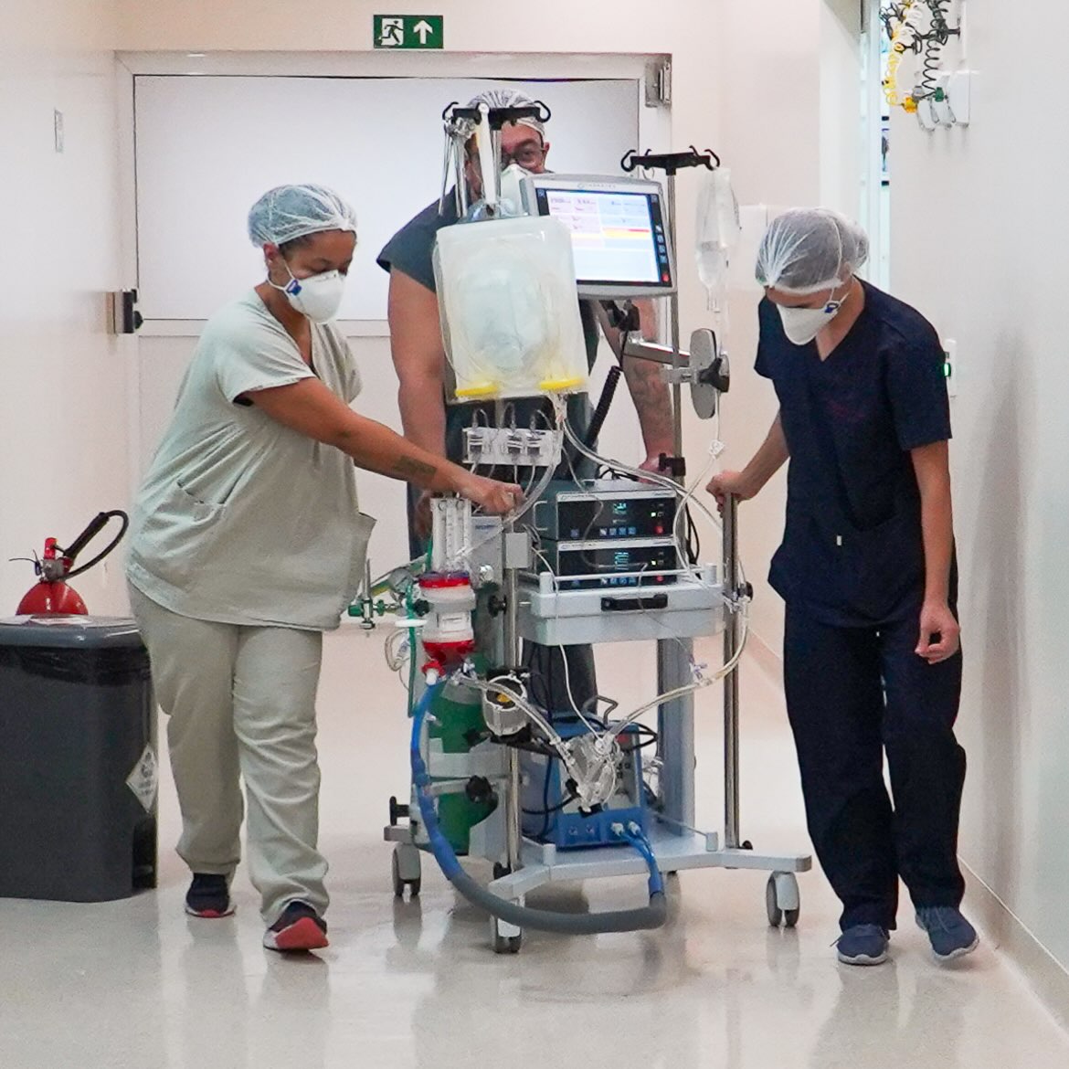 ZÉ NETO & CRISTIANO E PANDA AJUDAM A LEVAR TECNOLOGIA QUE SALVA VIDAS AO HCM
As doações da dupla Zé Neto & Cristiano, do cantor Panda e os recursos arrecadados na tradicional Feijoada do Ed contribuíram para a implantação da ECMO pediátrica no Hospital da Criança e Maternidade (HCM) de Rio Preto.
A tecnologia, que funciona como pulmão artificial e, em alguns casos, também como coração artificial, foi utilizada com sucesso na primeira cirurgia pediátrica com ECMO realizada no hospital. O paciente, um menino de 11 anos, se recuperou bem e já recebeu alta.
O HCM passa a ser o único hospital da região de Rio Preto a oferecer a ECMO pediátrica, ampliando o acesso a um dos tratamentos mais avançados para crianças em estado grave.
Mais informações no Portal Guilherme Baffi.