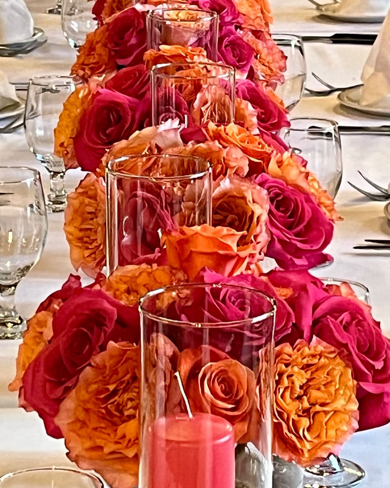 Summer deserves colours !
#summerflowers #roses #orangeandpinkflowers #floralarrangement #eventflowers