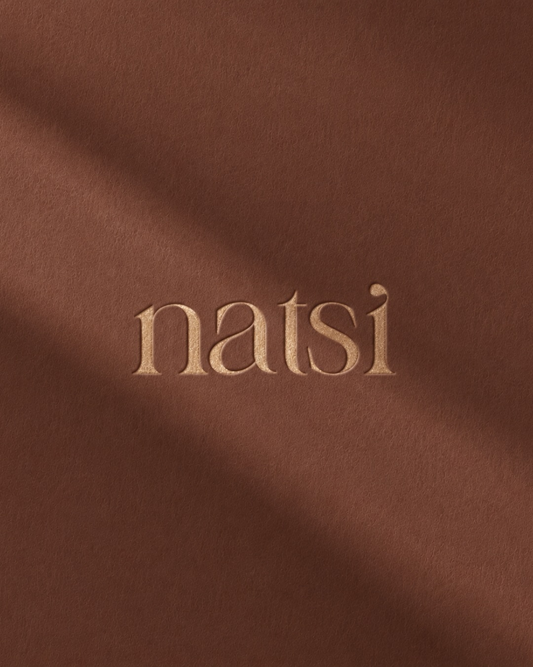 "I want something that feels warm, elevated and deeply personal."
Our branding for @theworldofnatsi a luxury gifting and design studio, is built around the art of giving.
From the warm earthy palette to the refined typography and elegant packaging system, every element was designed to evoke a sense of luxury, intimacy, and timelessness 🤎
.
#branding #luxurybranding #luxurybranddesign #giftingstudio #artofgiving
𝘈𝘭𝘭 𝘷𝘪𝘴𝘶𝘢𝘭𝘴 𝘢𝘳𝘦 𝘮𝘰𝘤𝘬𝘶𝘱𝘴 𝘤𝘳𝘦𝘢𝘵𝘦𝘥 𝘧𝘰𝘳 𝘱𝘳𝘦𝘴𝘦𝘯𝘵𝘢𝘵𝘪𝘰𝘯 𝘱