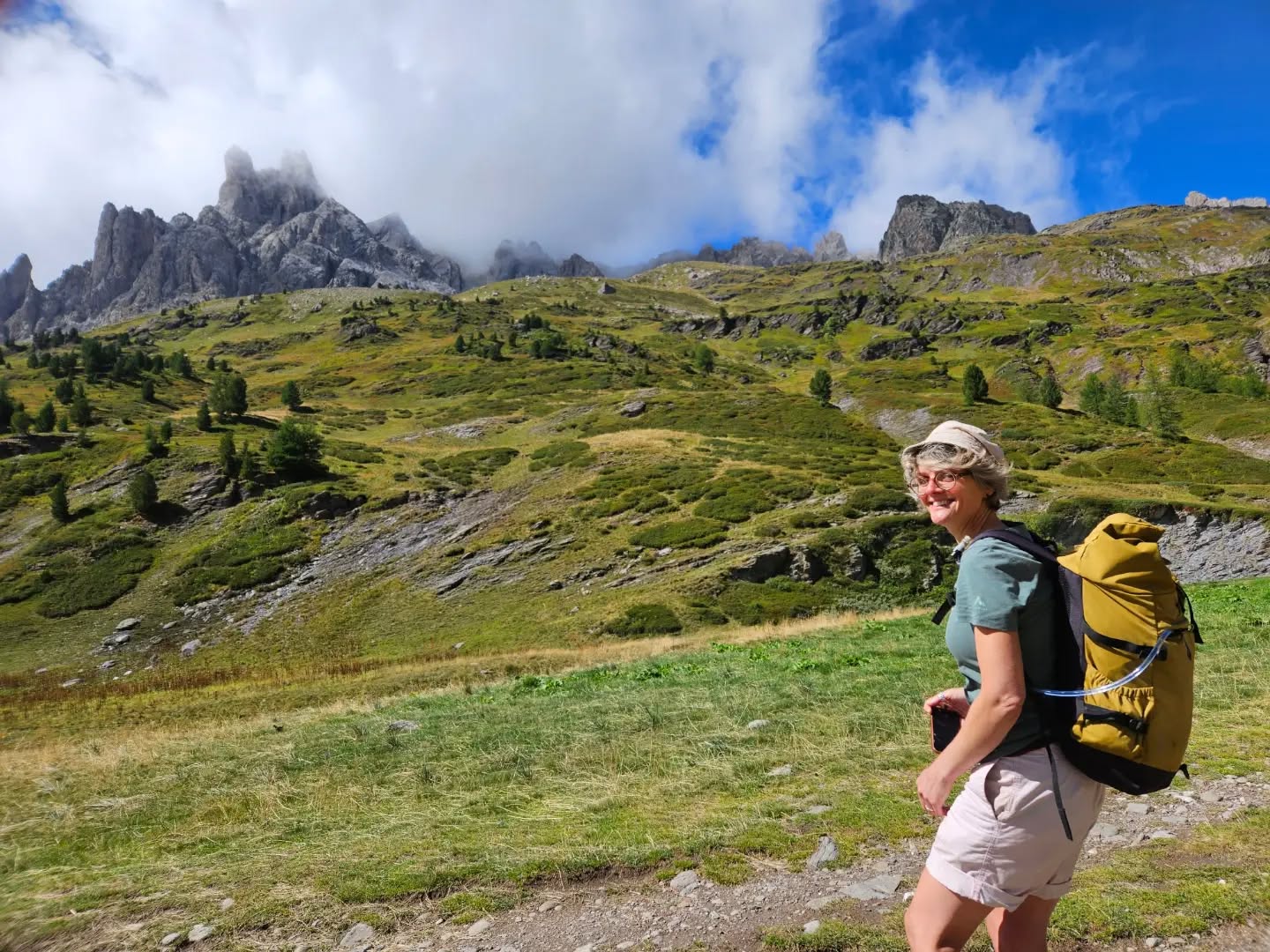 🍀🗻 Een wandelvakantie sprak me aan, maar een tocht die ook ruimte biedt voor persoonlijke groei? Dat voelde in eerste instantie te zwaar.
Ik was op zoek naar een wandelvakantie en kreeg een tip van een vriendin: Passagetochten.
Toen ik de tip kreeg, twijfelde ik in eerste instantie. Ik wilde helemaal niet met de gevolgen van mijn ongeluk bezig zijn op vakantie. Dat leek me te zwaar en ik wilde op vakantie juist weg zijn van alles.
Die vriendin me stuurde ondanks mijn twijfels de website door om te bekijken, voordat ik haar tip van tafel veegde.
De site overweldigde mij en ik sloeg helemaal om. Als ik wilde ontdekken wie ik nu was na mijn ongeluk, waar kon dat beter dan in m’n korte broek in die prachtige Franse Alpen?
Ik vroeg een gesprek aan met Karlien en dat bevestigde mijn gevoel dat ik bij de site ook had. Zij gaf mij het vertrouwen dat een Passagetocht een goede stap kon zijn om mezelf te herontdekken. Niets hield me nu nog tegen... Ik hou van wandelen, kleine groepen en de energie spatte er bij Karlien vanaf tijdens het beeldbellen. Ik kreeg er zin in. 🔥
Mijn Passagetocht heeft alle verwachtingen overtroffen. Naast dat ik mezelf verder ontwikkelde en ontdekte, was het ontspannen, met veel lol en liet ik me omarmen door de prachtige Vallée de la Clarée.
Ik gun iedereen de kracht en de rust van de bergen die ik heb ervaren. Dat, in combinatie met een groep mooie mensen, heb ik te danken aan één organisatie: Passagetochten.
Liefs,
Sara
🌼🌻🌺
Herken jij de twijfels van @saramarijs ? Dan ben je zeker niet de enige. Veel mensen zetten eerst een kleine stap: een vrijblijvend kennismakingsgesprek. 🍵
Gratis in te boeken via de website www.passagetochten.fr
Graag tot snel,
Karlien
🌻
#passagetochten #review #overtroffen #persoonlijkegroei #Groepsproces
