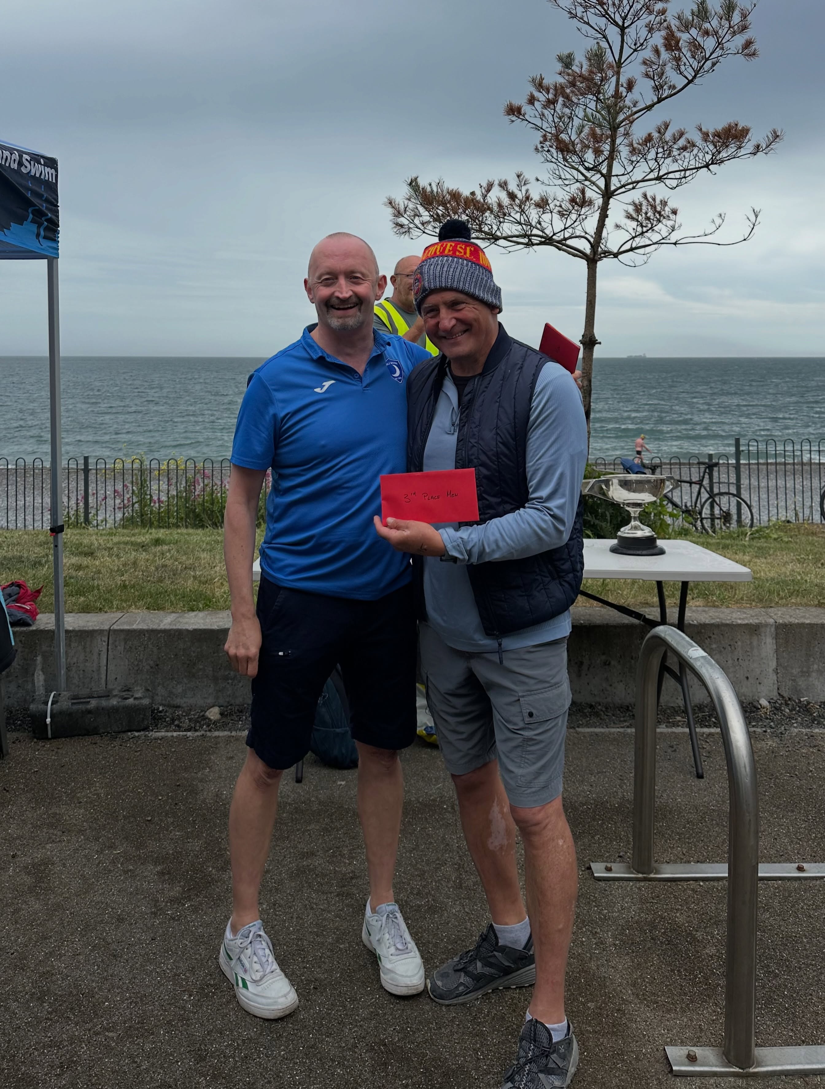 Weekend Recap | 30–31.05 🌊☀️
Another fantastic weekend on the Leinster Open Sea calendar, with Sandycove swimmers competing at two great events! 💙
🏆 Saturday, 30.05
Half Moon SC – Bob Bushell Trophy
📍 Killiney Beach
A beautiful day at Killiney and another strong showing from Team Sandycove!
🏊♂️ Men
🥉 Billy Kehoe – 3rd
Neil Butler – 16th
Edward Duffy – 17th
John Burke – 27th
Lonan McDowell – 35th
🏊♀️ Ladies
Yuliya Salomenka – 15th
Neasa Hainbach – 29th
Gillian Binchy – 37th
👏 Huge thanks to Half Moon SC for another fantastic event and to Leinster Open Sea for making it all happen!
⸻
🌊 Sunday, 31.05
Harbour Master Series 1
North Dublin WSC – Jim Kavanagh / Plunkett McAllister Cups
📍 Claremont Beach, Howth
The inaugural race of the brand-new Harbour Master Series got off to a brilliant start in Howth.
🏊♀️ Ladies
Gillian Binchy – 16th
Linda Hoey – 34th
🏊♂️ Men
Connor McCarthy – 14th
Edward Duffy – 27th
Daniele D’Alberto – 39th
Søren Thorvald – 46th
Congratulations to everyone who raced over the weekend! 💪 It was great to see Sandycove well represented once again.
A big thank you to North Dublin WSC, Leinster Open Sea, the volunteers, safety crews and supporters for another superbly organised event. 🙏💙