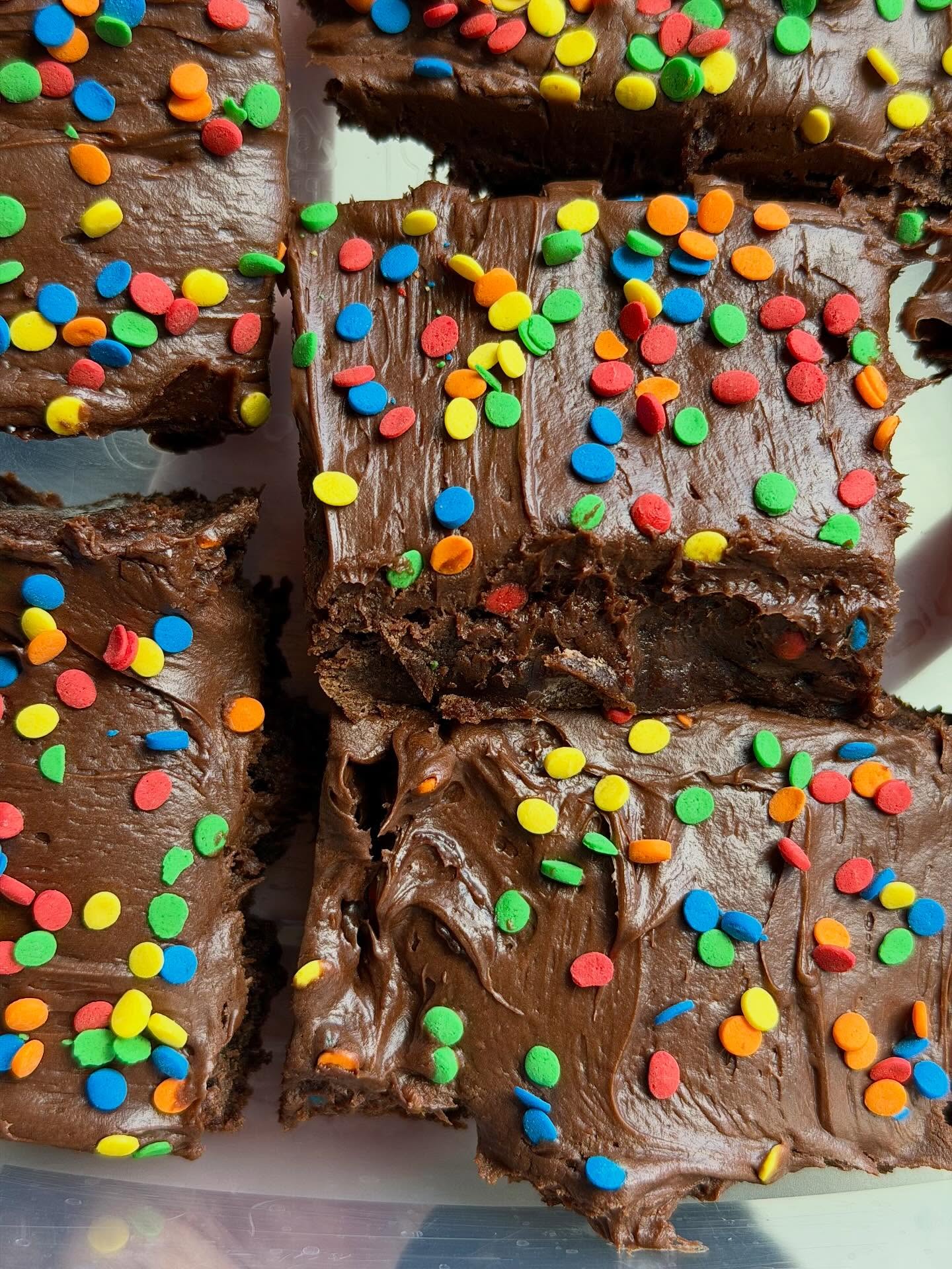 Good God I did my big one with this recipe🍫 I’m coming for Little Debbie btw
Everything you loved about the lunchbox classic Cosmic Brownie just made with ingredients that actually make you feel good about yourself! Rich, fudgy, chocolatey, all the gosh darn thingssss. They were a hit with my fam
Full recipe is linked in my bio on my Clean Plates blog! :)