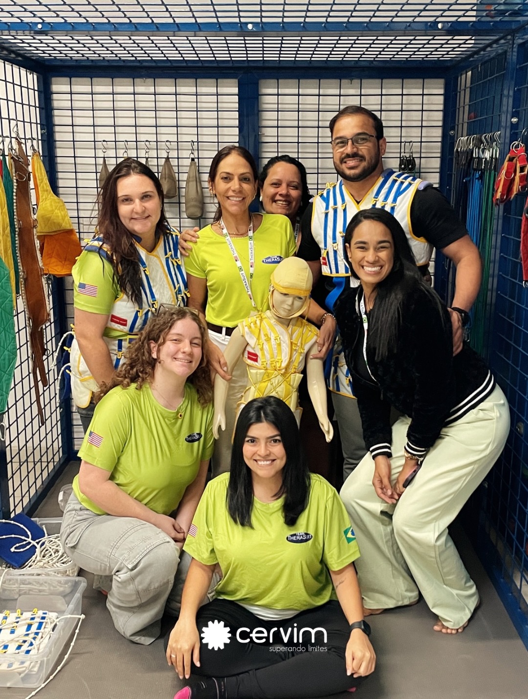#TBT do nosso último curso TheraFono. 💜
Você sabia que o Método TheraSuit®️ também pode ser aplicado na Fonoaudiologia?
Muito além da comunicação, habilidades como fala, linguagem, deglutição e motricidade orofacial dependem de uma boa organização corporal. Com estímulos proprioceptivos, movimentos ativos e ritmados, o TheraSuit favorece o controle de cabeça e tronco, a ativação do core, a integração de reflexos primitivos, a adequação da respiração e o desenvolvimento de habilidades fundamentais para a comunicação.
Uma abordagem inovadora que une corpo, movimento e função, promovendo resultados mais objetivos e ampliando as possibilidades terapêuticas.
E isso é só o começo...
Aguardem novidades no CERVIM. Em breve: Thera Fono! 💜
#therasuitmethod #cervim20anos #therasuitmethodinspeechtherapy🇺🇸🇧🇷 #fonoaudiologia