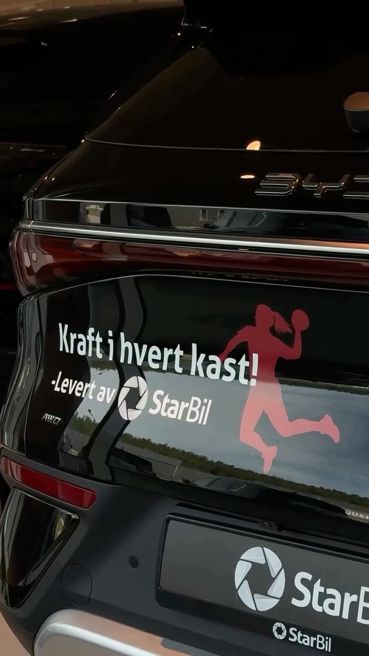 Gratulerer til Herdis fra @gjerpenhandball med nye BYD EVO 4x4 😍🤾♀️🚘 Klar for en aktiv hverdag!
Alltid hyggelig med Gjerpen på besøk! Takk for en hyggelig handel 🤝
Takk til @reklameservice.as for nok et tøft design!