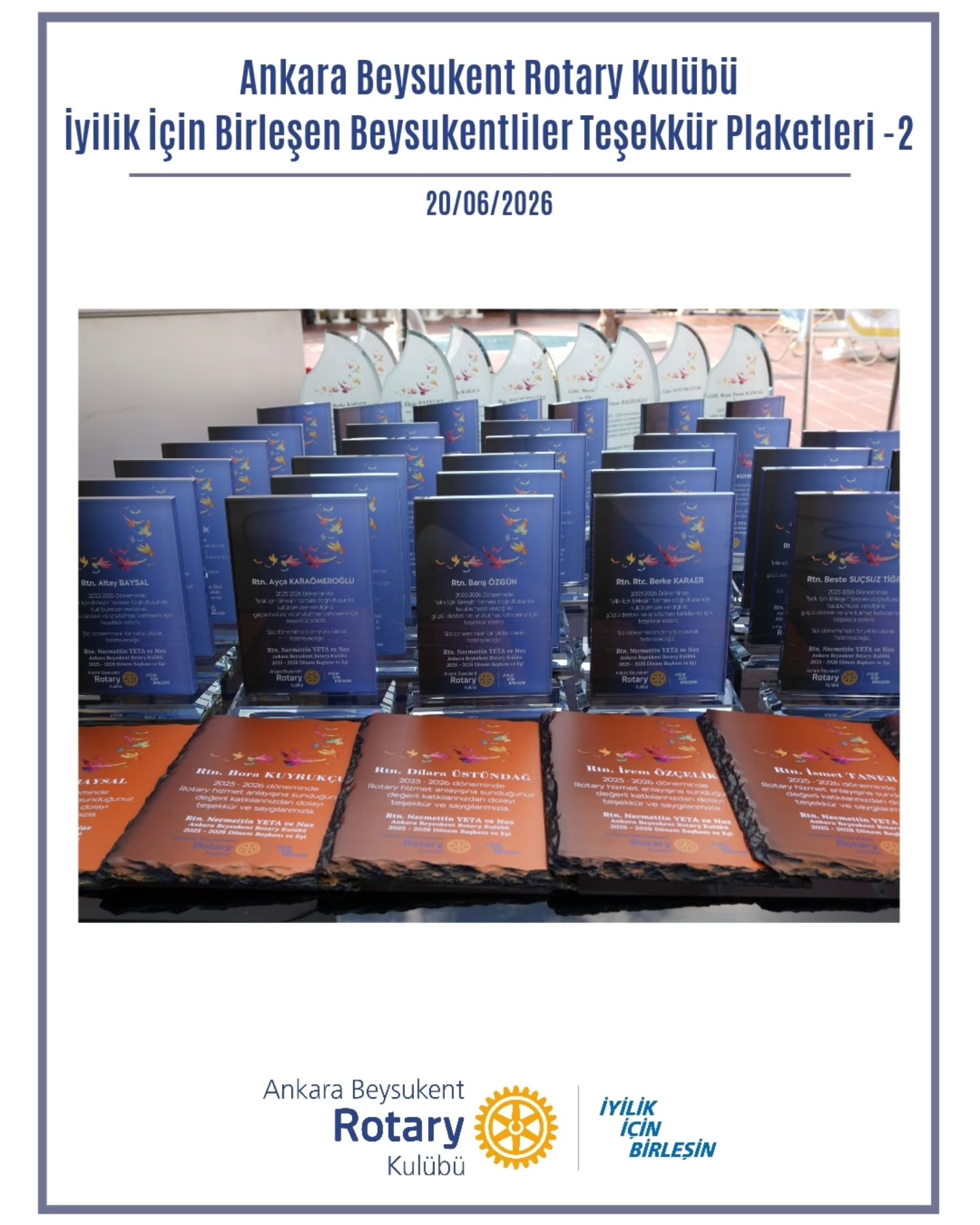 20 Haziran'da gerçekleşen Devir Teslim Törenimizde Dönem Başkanımız Rtn. Necmettin Yeta ve Naz, Beysukent'in İyilik Sponsoru dostlarımız ile dönem boyunca gösterdikleri özverili çalışmalar sayesinde Dönüştüren Lider önderliğinde Dönüştüren Kulüp olmamızda büyük katkıları olan Dönüştüren Üye dostlarımıza teşekkür plaketleri takdim etti.
Başkanlık kolyesini devralan 2026-2027 Dönem Başkanı Rtn. Esin Sayar, Asbaşkanlık görevini yürüttüğü 2025-2026 Dönemi Yönetim Kurulu adına Necmettin Başkan'a, bir dönem boyunca taktığı başkanlık kolyesinin bir kopyasını hediye etti. Dönem Sekreteri Rtn. Sıla Karaca ve Dönem Saymanı Rtn. Berke Karaer de, Necmettin Başkanımız'a ilham verici ve unutulmaz liderliği için, sevgili eşi Naz'a dönem boyunca sunduğu destekleri için, çocukları Pars ve Tibet'e dönem boyunca gösterdikleri özveri ve sabır için teşekkür plaketi iletti.
#İyilikİçinBirleşin #Rotary2430 #UniteForGood