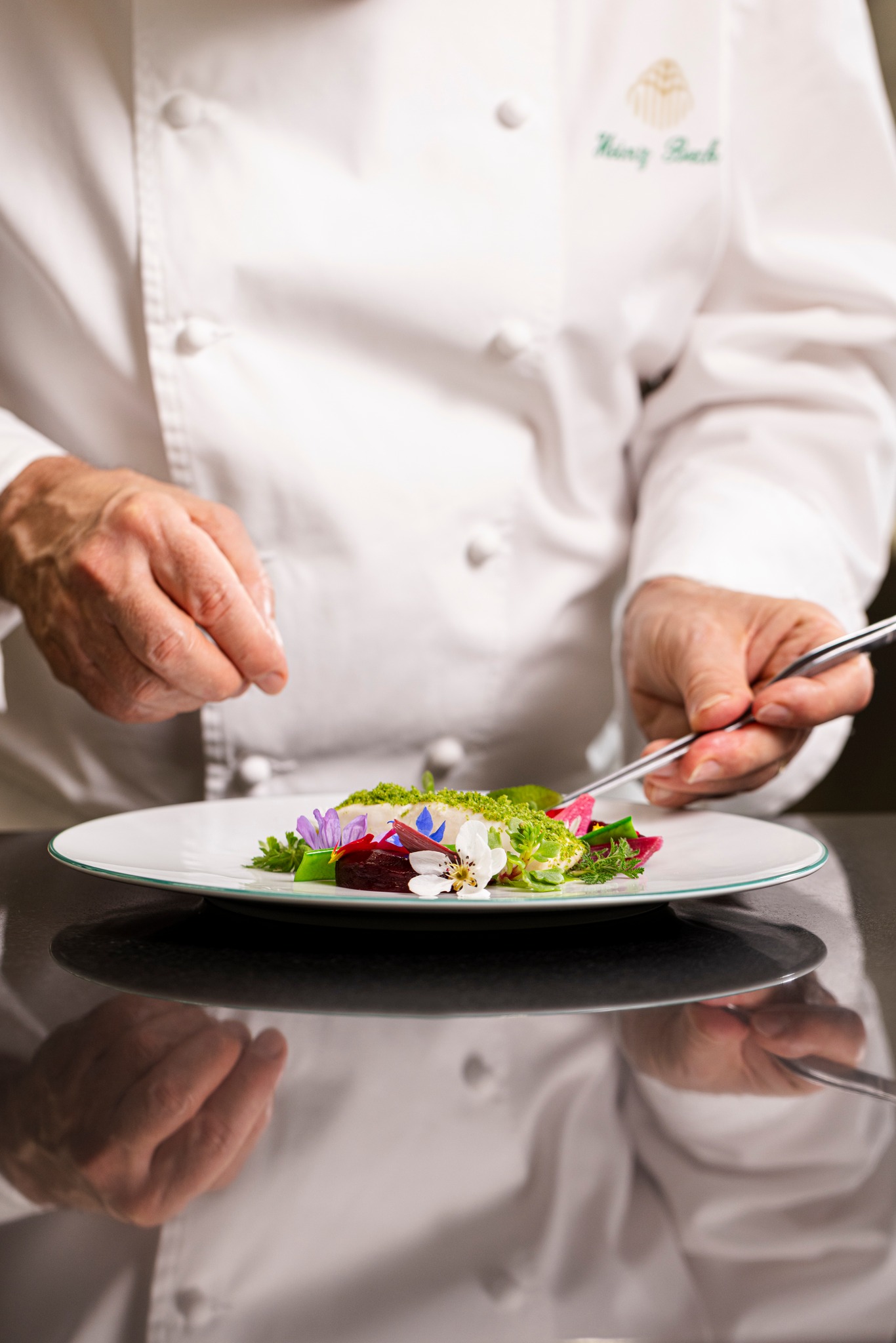 Functional cuisine, elevated to beauty.
In Heinz Beck’s hands, every element is designed with purpose, where science guides, flavour refines, and wellbeing becomes something you can truly taste.
#soloaPalazzoFiuggi #PalazzoFiuggi #MedicalSpa #foodasmedicine