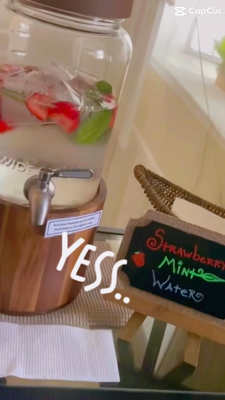 This week’s flavor: 🍓🍃Strawberry Peppermint is a MUST try. 🤤 YUMMMMY!!! Be sure to grab your cup before and/or after your sessions. @massageforserenity
.
.
.
.
.
#strawberrypeppermint #flavoredwater #dmvspa #fancywater #alexandriava