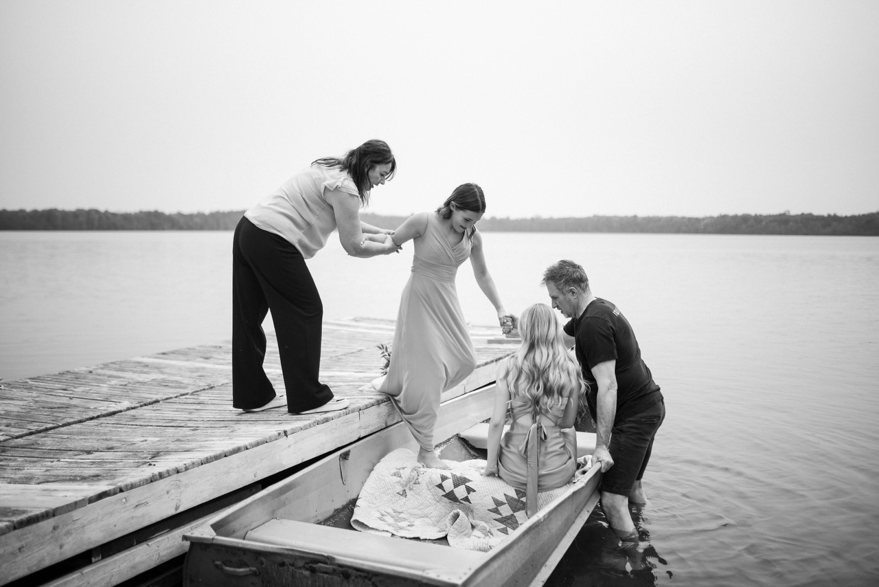 🌊 Wedding Question of the Day
⠀⠀⠀⠀⠀⠀⠀⠀⠀
If your wedding venue came with a complimentary rowboat and you were required to make your grand exit by water... where would you row off to first?
⠀⠀⠀⠀⠀⠀⠀⠀⠀
🚣 A secluded island with no cell service
🍕 A floating pizza restaurant
🏝 A tropical beach somewhere far, far away
🍷 A winery with unlimited tastings
😂 Or would you row directly back to shore because neither of you knows how to steer?
⠀⠀⠀⠀⠀⠀⠀⠀⠀
Bonus points if you tell us who would be doing all the rowing. 😏
⠀⠀⠀⠀⠀⠀⠀⠀⠀
Photos by @caitlindunlopphoto
Location @lakeonthemountain with @carriagelaneelopements
⠀⠀⠀⠀⠀⠀⠀⠀⠀
#smallweddings #intimatewedding #ontarioelopement #pecweddings