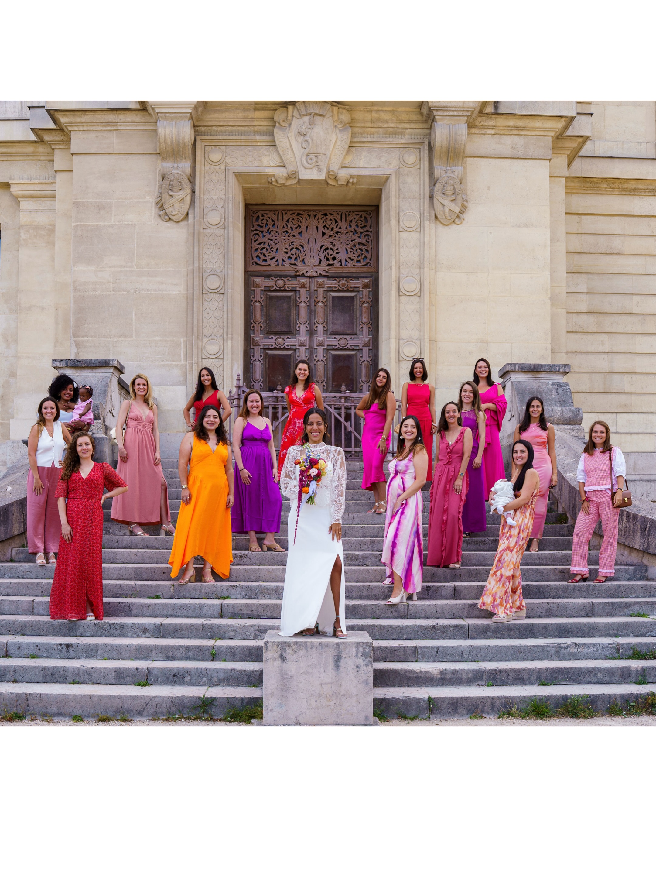 Les photos de groupe en mariage… on en parle ? 📸
(et si ce n’était pas si horrible que ça finalement ? 😏)
Généralement organisées après les cérémonies et pendant le cocktail (ou devant la mairie), elles sont souvent redoutées des futurs mariés… et parfois même des photographes 😅
Mon conseil :
👉 prévoir en amont une liste de 15 groupes maximum
👉 désigner une personne qui a de la voix et connaît les invités
Résultat : les photos s’enchaînent rapidement et efficacement ✨
Certains mariés m’envoient des trends : courir d’un groupe à l’autre en musique pour une séance dynamique 🎶
Je trouve ça fun — et je vais le proposer sur certains mariages, mais toujours en bonus.
Personnellement, je n’ai rien contre les tendances et le fait de dépoussiérer un peu le mariage, j’adore ça. J’adore que votre mariage reflète votre personnalité. ✨
De mon côté, bien que mon approche de photographe de mariage soit axée photo-reportage, je reste attachée à vous proposer de maintenir quelques photos traditionnelles, je trouve qu’elles sont importantes pour les souvenirs.
Les souvenirs dans 10 ans, dans 20 ans et même 30.
Vous serez heureux d’avoir un beau portrait de vous avec les personnes qui vous sont les plus proches, des photos où vous êtes tous beaux.
Des portraits qui honorent vos visages et vos liens, le temps et les épreuves traversées.
Des portraits qui mettent en valeur les tenues que vous avez choisies pour cette grande journée et l’instant privilégié que vous êtes en train de passer.
Quelle chance c’est, de se marier et d’être entourés de ses proches. 🤍
Continuons de perpétuer les traditions, continuons de garder ces photos à nos mariages. Mais faisons vite, le cocktail et les petits fours attendent ! 🥂
Romane Diez - Photographe de mariage à Paris, en France et en Europe
📅 Réservations 2027 ouvertes
🌐 Romanediez.com
💬 Et vous, vous êtes team photos de groupe ou team photos spontanées ?