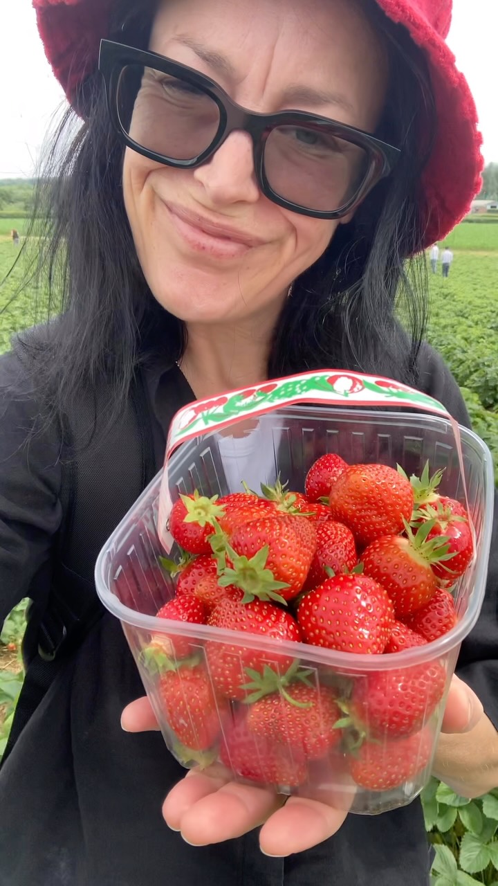 Strawberry Sundee ! ❤️
A wonderful day with my family in nature❤️
Happy Strawberry Sundee to you! Xx
#pickyourown #strawberrys #familytime #bearstonefruitfarm stone