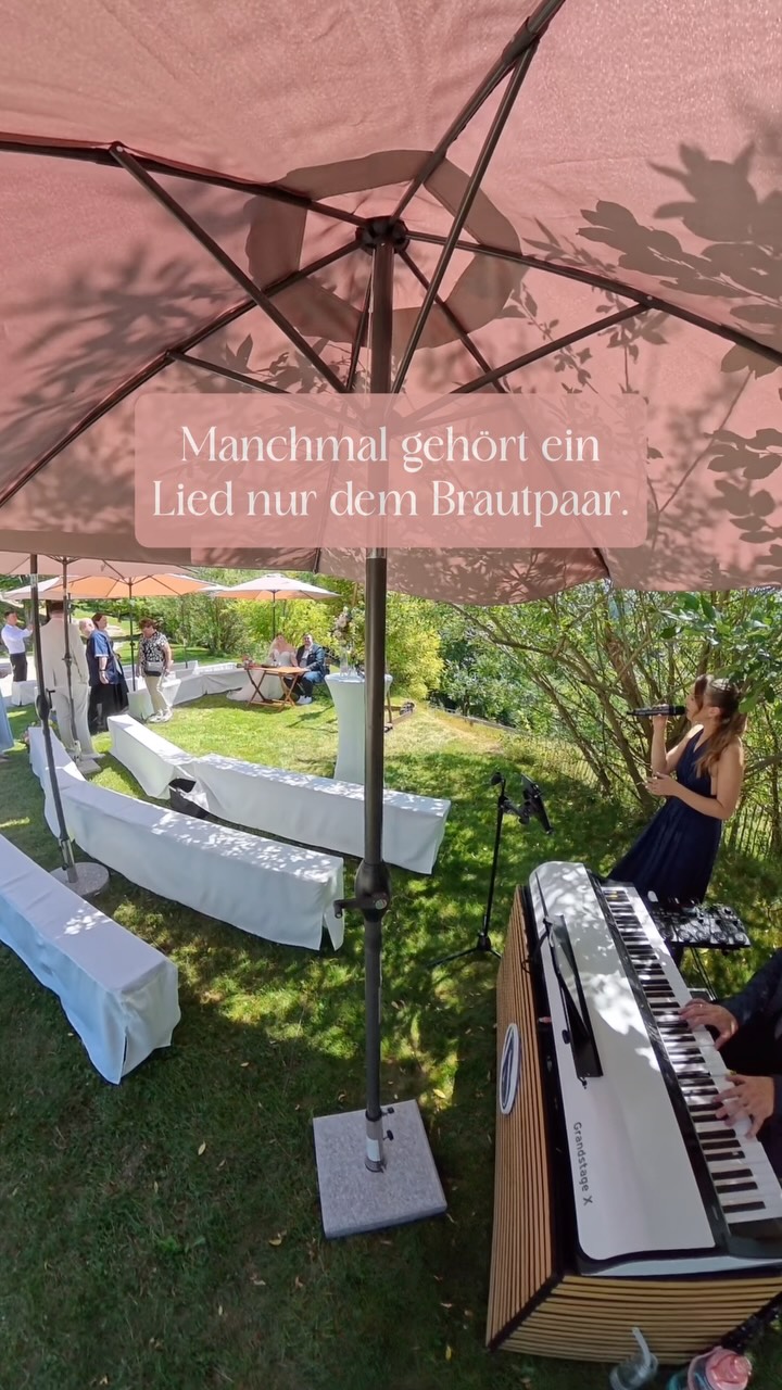 Wenn ihr euch für eure Trauung Livemusik wünscht, die solche Momente entstehen lässt, schreibt mir gerne eine Nachricht. Ich freue mich darauf, euch kennenzulernen.
Folge mir für echte Hochzeitsmomentev🫶
#hochzeitssängerinstuttgart #freietrauung #brautpaarmomente