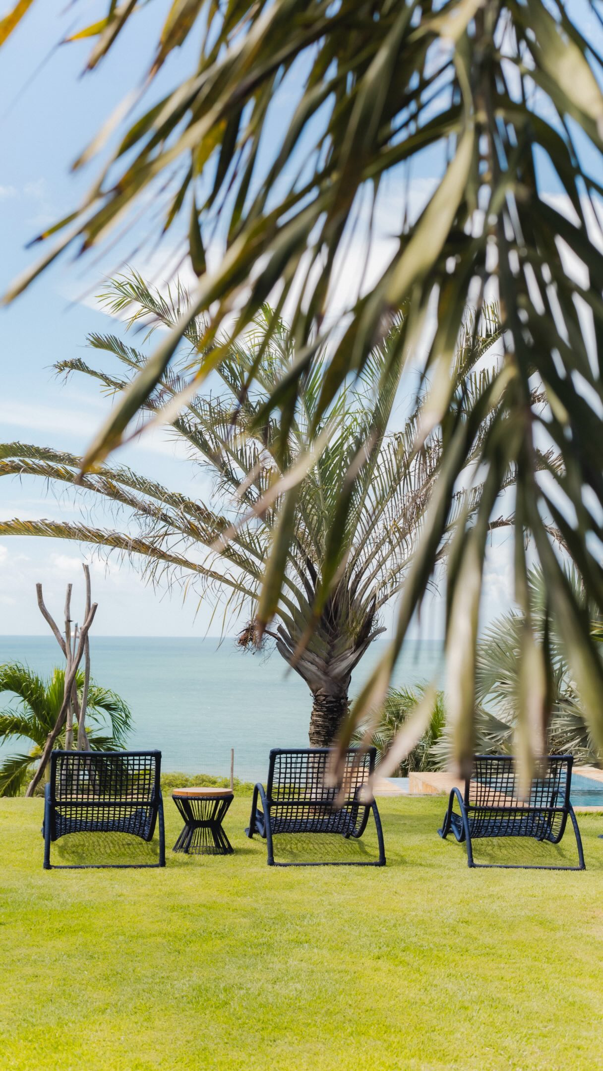 Há alguns dias, a Dolce Vita Guest House foi cenário de uma produção muito especial: o catálogo do @alatelier_bordadosfinos e da @buqueepoesia, dois empreendimentos locais de Paraipaba que carregam beleza, delicadeza e propósito em cada detalhe.
Esse encontro nasceu também da força da @redeconexaodelasoficial , uma rede onde mulheres empreendedoras se conectam, compartilham experiências e crescem juntas.
Foi um dia de trabalho, aprendizado e colaboração local. Um backstage cheio de cuidado, sensibilidade e inspiração, mostrando como o empreendedorismo feminino ganha ainda mais força quando caminhamos juntas.
O @alatelier_bordadosfinos transforma linhas em memórias.
A @buqueepoesia transforma flores em afeto.
E a Dolce Vita teve a alegria de receber esse momento, abrindo suas portas para valorizar talentos da nossa terra.
Que venham mais encontros, mais conexões e mais projetos feitos por mulheres que acreditam no poder de criar juntas.
@alatelier_bordadosfinos
@buqueepoesia
@redeconexaodelasoficial
