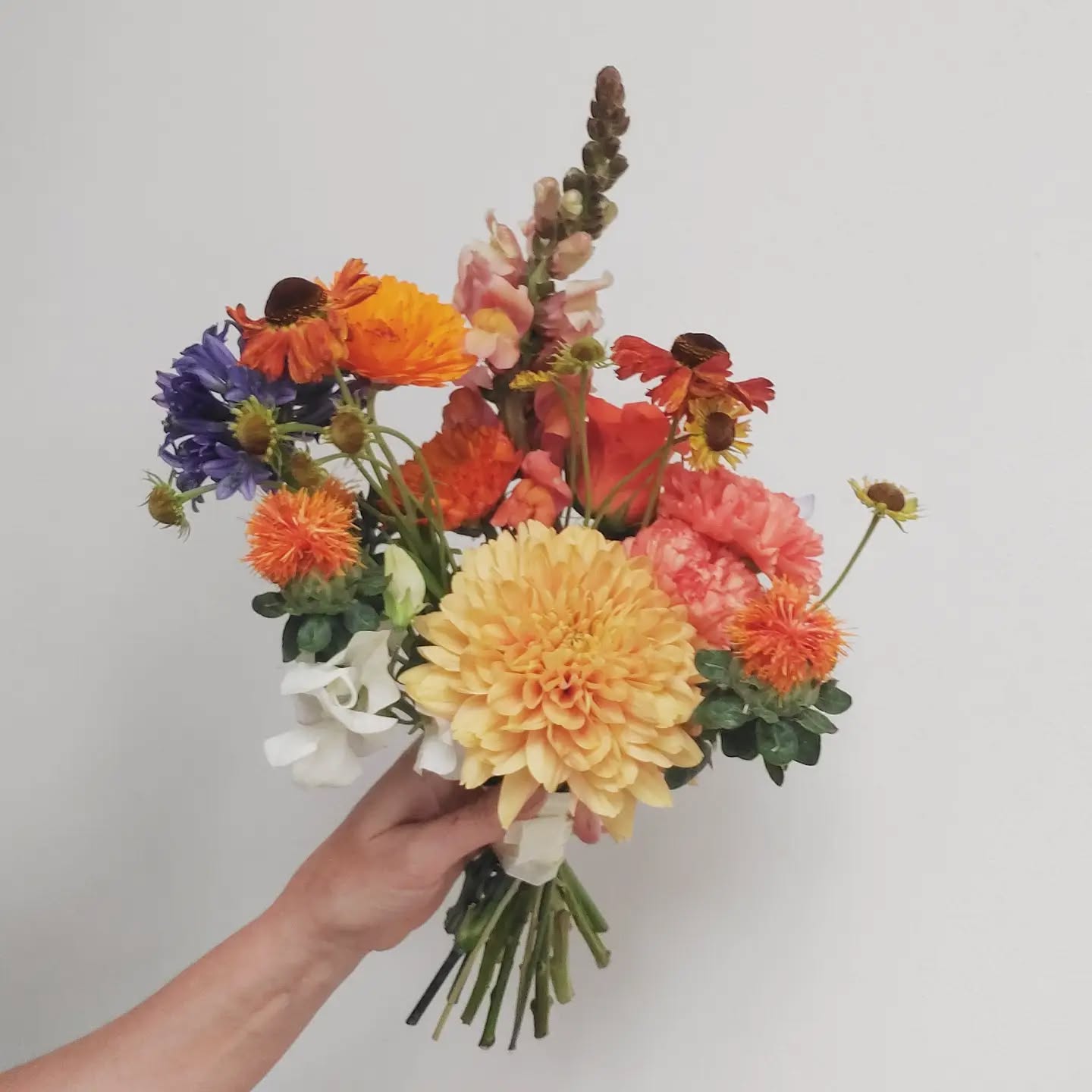 Some of the bouquets I have made lately. Do you have a favourite?
Summer is officially here, and it is Hot! Keeping flowers there best is tricky, but we are up for the challenge. Bring on more beautiful summer wedding florals!
Wedding florals / London Wedding / London florist