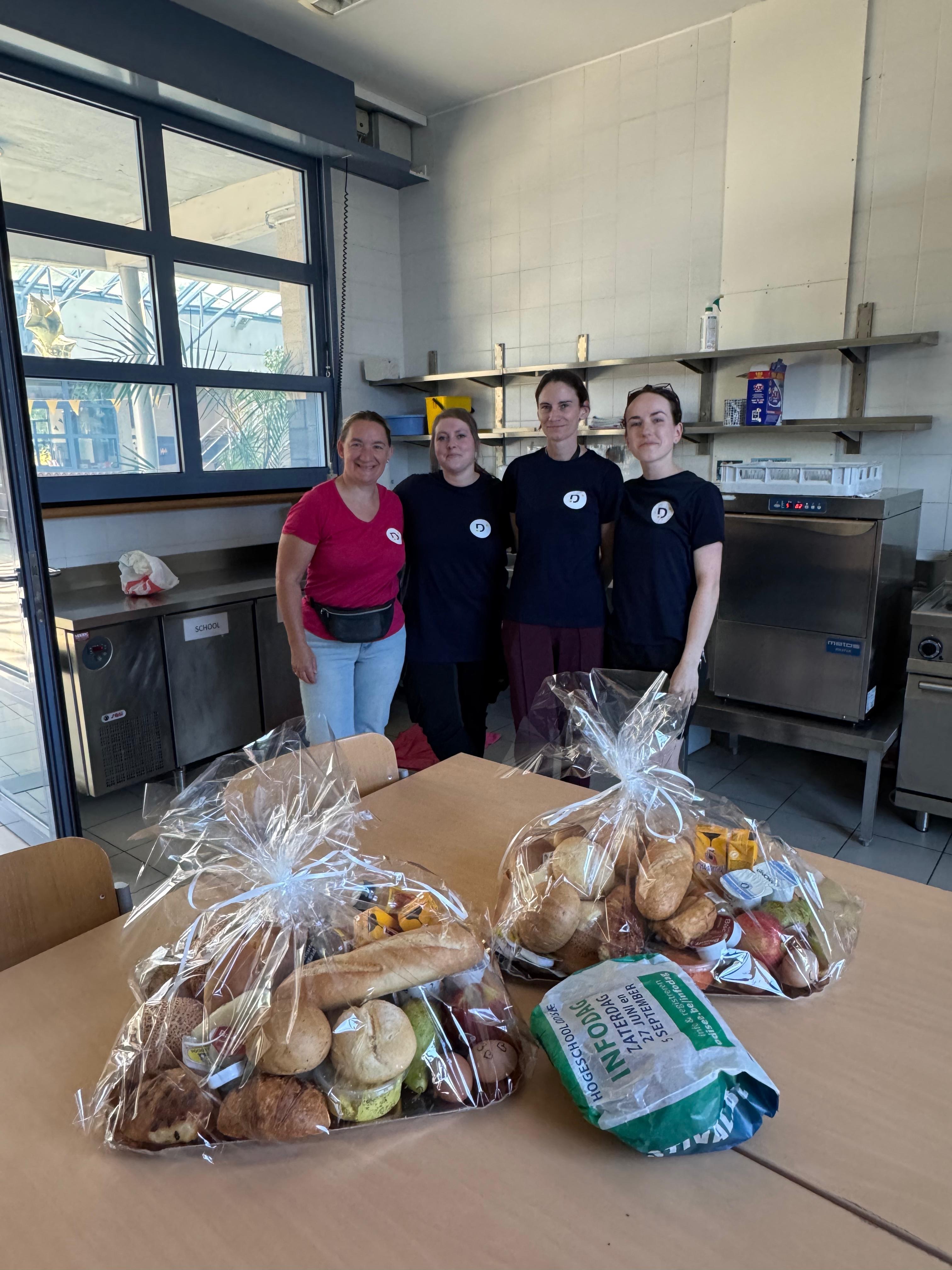 🧹✨ Afgelopen zaterdag was het Dag van de Schoonmaak, een mooi moment om alle medewerkers van ons ondersteunend team in de kijker te zetten!
Of het nu gaat om het verzorgen van een nette schoolomgeving, het helpen tijdens de maaltijden of de vele andere taken achter de schermen: jullie inzet maakt elke dag een verschil. Dankzij jullie kunnen leerlingen en personeel zich goed voelen op school.
Als oudercomité boden we graag een ontbijt aan als kleine blijk van waardering. Bedankt voor alles wat jullie elke dag doen! 💙