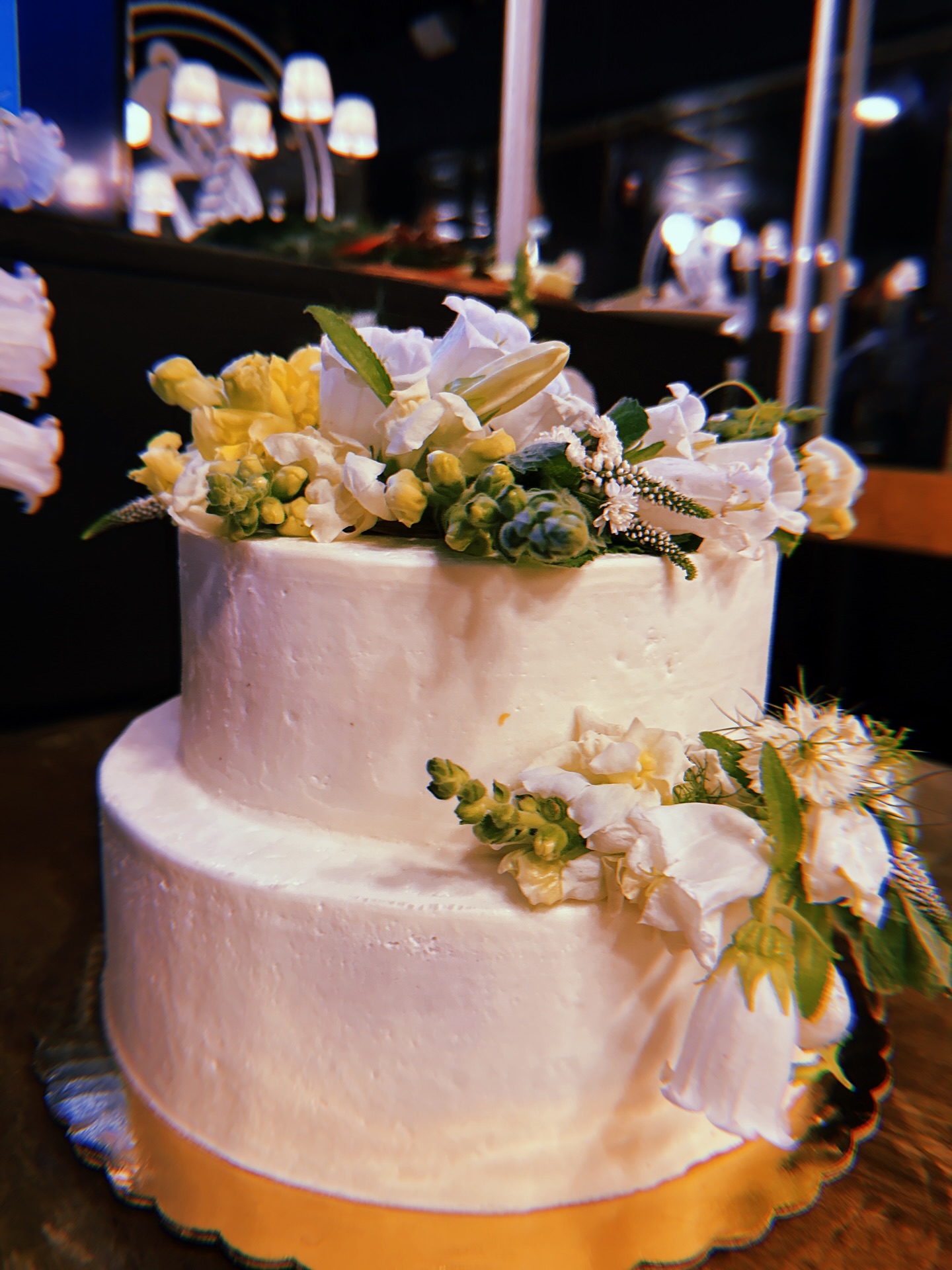 Cake flowers! Make sure your florist and baker are aware of what flowers are “cake safe”. Babies breath may seem charming but when ingested (even accidentally ) it causes gastrointestinal distress, yikes! This sweet confection has all cake safe choices like Peony, Snapdragon, mint, Campanula, Veronica, Burplureum, and Nigella! Photo courtesy of @patriciaphillipsphoto #cakesafe #grownnotflown