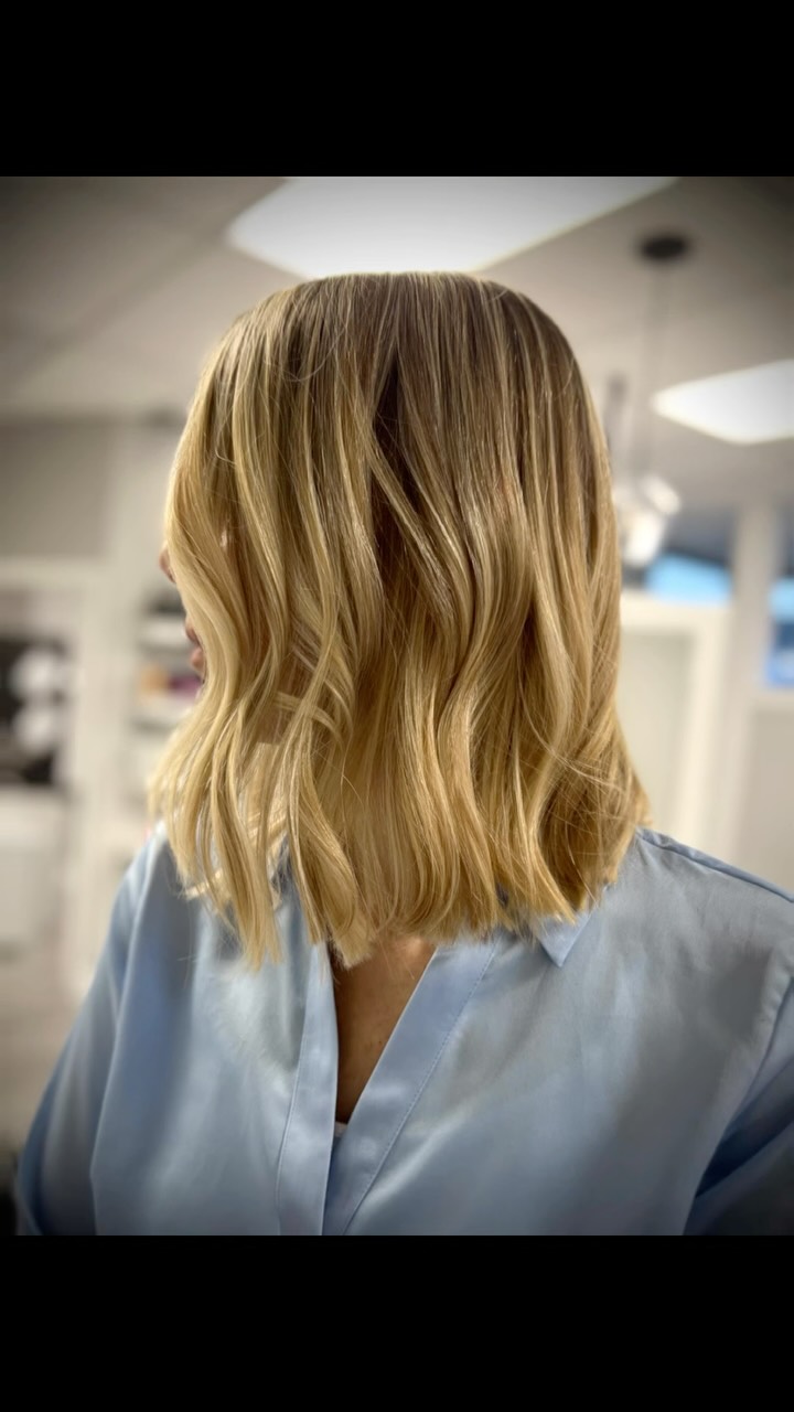Luxury is in the details. 💛
A perfectly tailored blonde bob with seamless dimension, soft movement, and a finish that looks effortless from every angle.
At Mane Art, every service is thoughtfully customized to complement your features, your lifestyle, and your confidence.
#blondebob
#maneartsalon
#njhair
#joinourtribe
#njhairsalon
@myfavstylists
@behindthechair_com