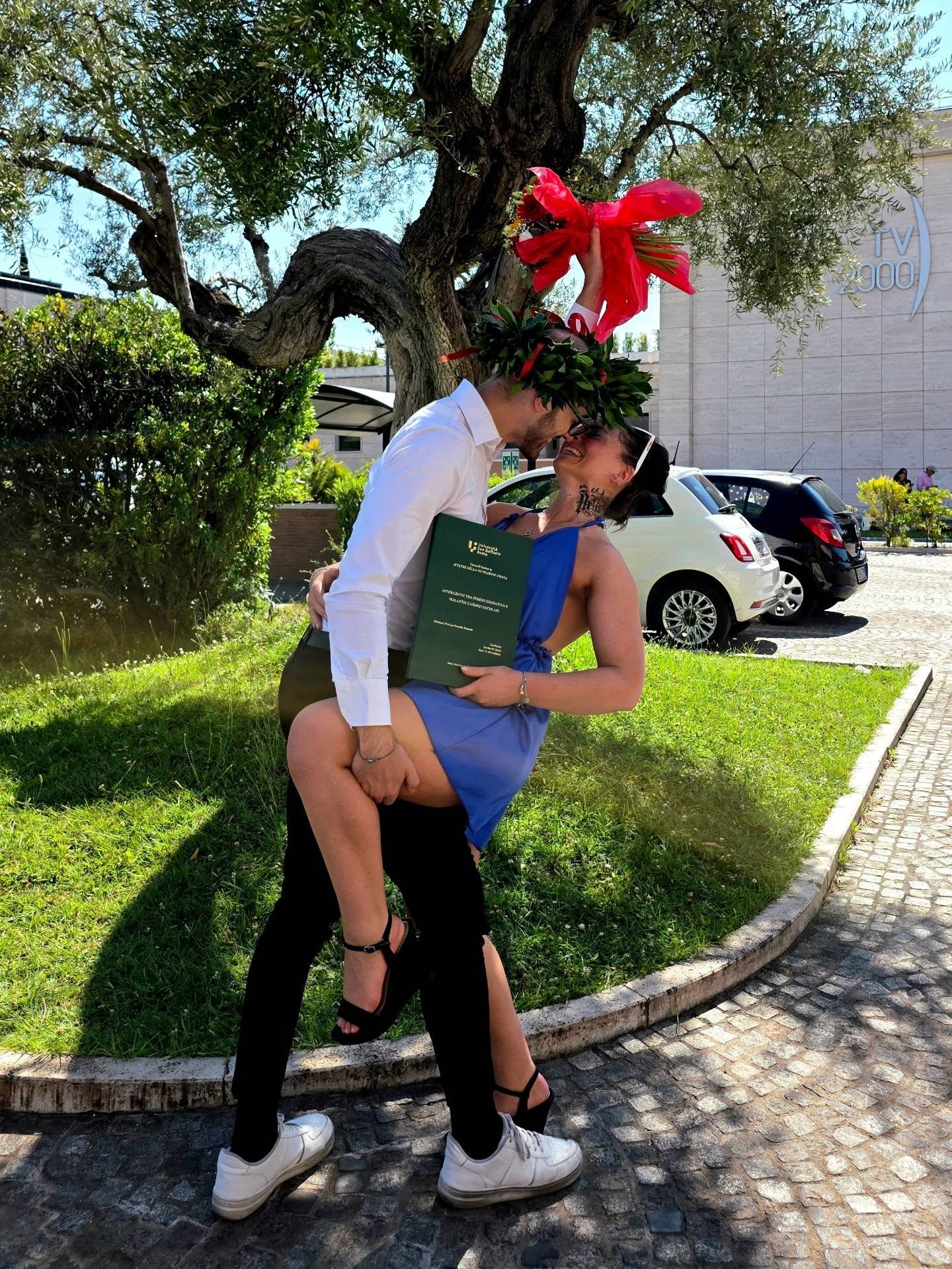 ❤️🔥 𝑶𝒈𝒈𝒊 𝒆' 𝒖𝒏 𝒈𝒊𝒐𝒓𝒏𝒐 𝒄𝒉𝒆 𝒑𝒐𝒓𝒕𝒆𝒓𝒆𝒎𝒐 𝒄𝒐𝒏 𝒏𝒐𝒊 𝒑𝒆𝒓 𝒔𝒆𝒎𝒑𝒓𝒆.
Il nostro anniversario🫂.
La tua laurea 🎓.
Due ricorrenze che, messe una accanto all'altra, raccontano molto più di una semplice data sul calendario.
👣Raccontano anni di sacrifici, notti passate a studiare, lavoro, rinunce, incertezze, dolore, sogni rimandati e momenti in cui sarebbe stato molto più semplice mollare.
✨️Eppure siamo ancora qui.
Più stanchi, forse. Più segnati, sicuramente. Ma anche più consapevoli di ciò che siamo diventati.
🤛🏽In questi anni la vita ci ha messi alla prova in tanti modi. Abbiamo dovuto affrontare ostacoli che non avevamo scelto, cambiare programmi, reinventarci più volte e imparare che l'amore non si misura nei giorni facili, ma nella capacità di continuare a scegliersi quando tutto sembra remare contro.
🎀Oggi non festeggiamo solo una laurea.
Festeggiamo tutte le volte in cui hai scelto di continuare a studiare mentre lavoravi anche quando sarebbe stato più semplice fermarti.
💘Festeggiamo tutte le volte in cui abbiamo creduto nei nostri sogni anche quando nessuno riusciva ancora a vederli.
💛Questa laurea non rappresenta un punto di arrivo.
È una nuova porta che si apre.
Una porta verso tutto ciò che stiamo costruendo insieme: lo sport, il benessere, la nutrizione, il nostro progetto Disequilibrium e il desiderio di aiutare quante più persone possibile a riconciliarsi con il proprio corpo, con il cibo e con la propria vita.
💪🏼🥑Perché il nostro obiettivo non è semplicemente insegnare ad allenarsi o a mangiare meglio.
È aiutare le persone a nutrirsi di vita.
E sapere che da oggi possiamo farlo con una competenza in più rende questo traguardo ancora più speciale.
😍Sono fiera di te.
Di quanto hai studiato, di quanto hai resistito e della persona che continui a diventare.
Auguri, amore 💜💙
E auguri a noi, che continuiamo a scegliere ogni giorno lo stesso sogno, la stessa direzione e la stessa vita🌅
Il viaggio più bello, in fondo, comincia proprio oggi.
🎓❤️🔥 @digiulio_davide
#NutrizioneUmana #Laurea #DisequilibriumProject #NutriamociDiVita #Anniversario
🫰🏼De schiena
Un po' di #RealLife 💅
Pale