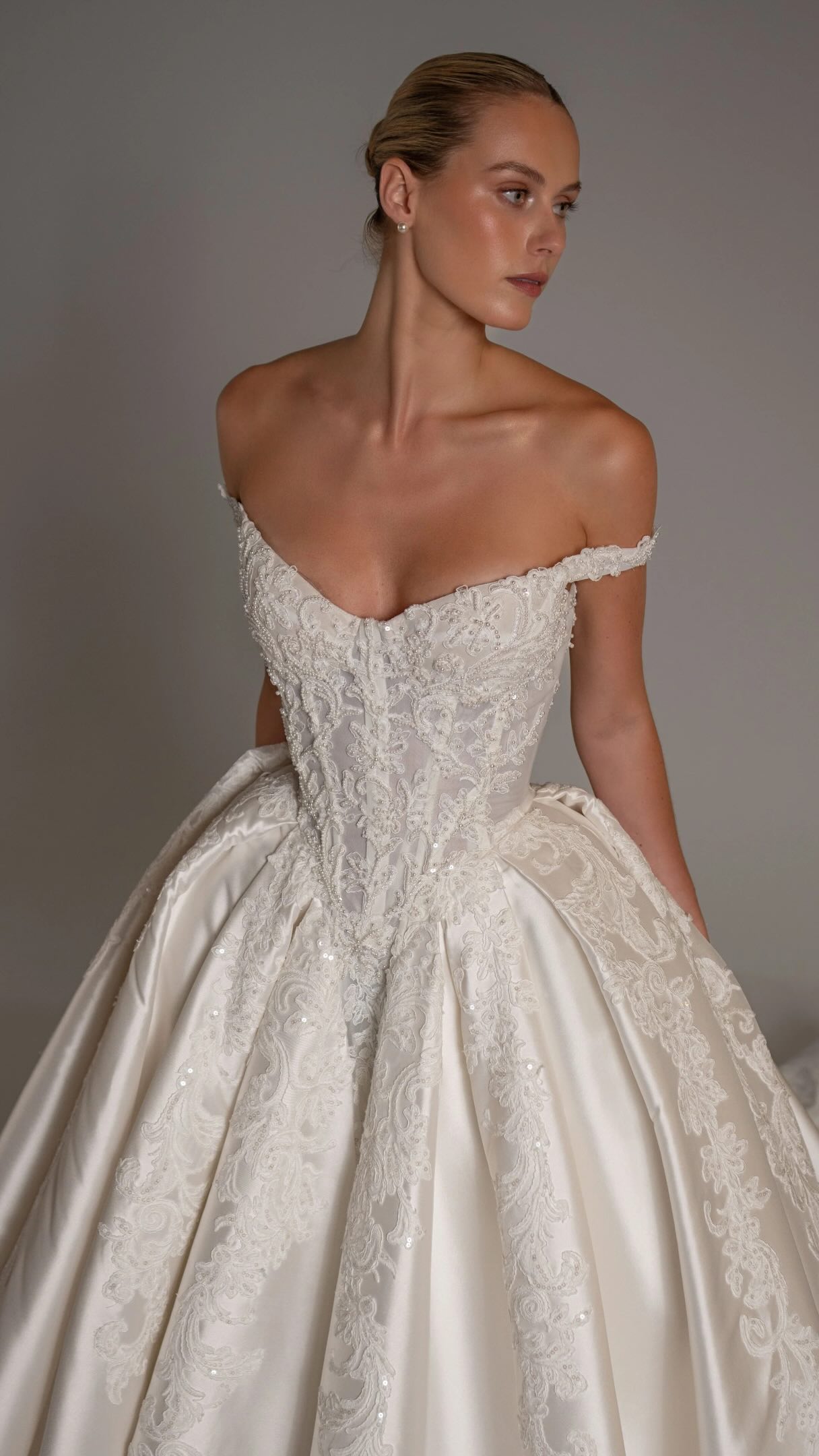 The difference is in the proportions.💕 Brielle by @blanchebridal balances structure with softness through a sculpted basque waist, hand-beaded corset, and lace that seamlessly gives way to the architectural volume of a Mikado skirt. Finished with an embellished train and versatile styling options, every detail feels personal yet deliberate.
Experience one of Blanche Bridal’s most captivating designs, available at Bridal Beginning.
📲 Link in bio for appointments