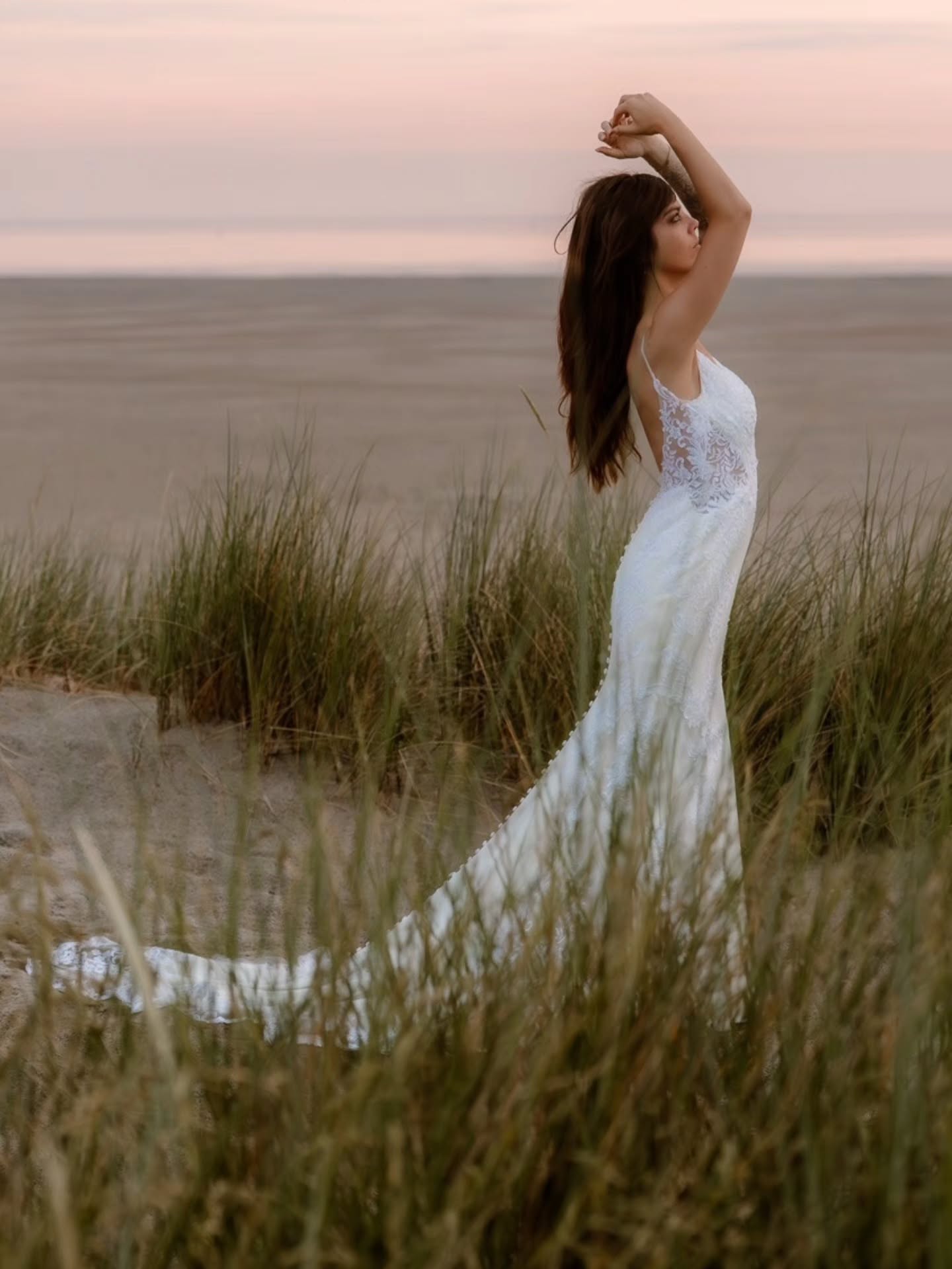 A quiet moment between tides, where love still feels like the beginning.
#afterweddingshoot
#bridaleditorial
#costalbride
#beachbridalshoot
#weddingphotography