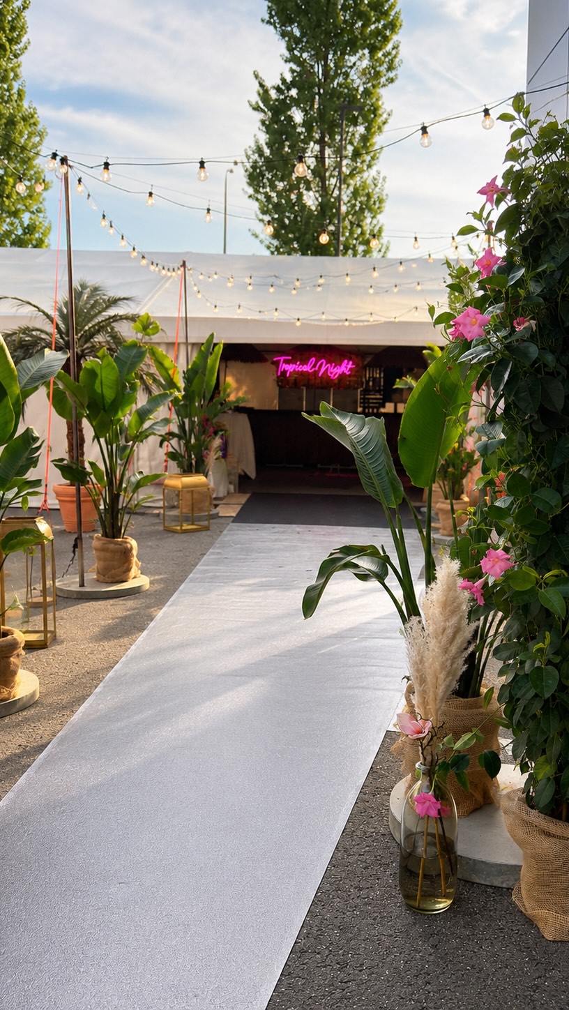 🌴✨ Tropical Night ✨🌴
Für diesen Grossauftrag durfte ich eine Firmenveranstaltung ganz unter dem Motto Tropical Night mitgestalten. 🌺🍍🌿
Ich liebe es, aus einer Idee ein stimmiges Gesamtkonzept zu entwickeln und eine Location in eine ganz besondere Erlebniswelt zu verwandeln.
Natürliche Materialien, tropische Elemente, Neon-Highlights und ganz viel Liebe zum Detail sorgten für echtes Ferienfeeling. ☀️🍍🥥🍹
Vielen Dank für das Vertrauen – genau solche kreativen Projekte machen meinen Beruf so besonders. 🤍
Mitgewirkt haben:
🍍 @gluecksmomente.li – Konzept & Dekoration
🌴 @gaertnerei_elsensohn – Tropische Pflanzen
📍 @esswerk.essen.feiern #– Location
🍹 @ospelt.catering – Catering
🎶 @stylemusic_9490 - Musik / DJ
📸 @photowall.li – Fotobox
🎤 @lehnerakustik - Eventtechnik
#tropicalnight #firmenevent #eventdesign #eventstyling eventdekoration corporateevent gluecksmomente tropicalvibes eventplanner sommerfeeling eventinspiration liechtenstein schweiz dekoliebe firmenfeier