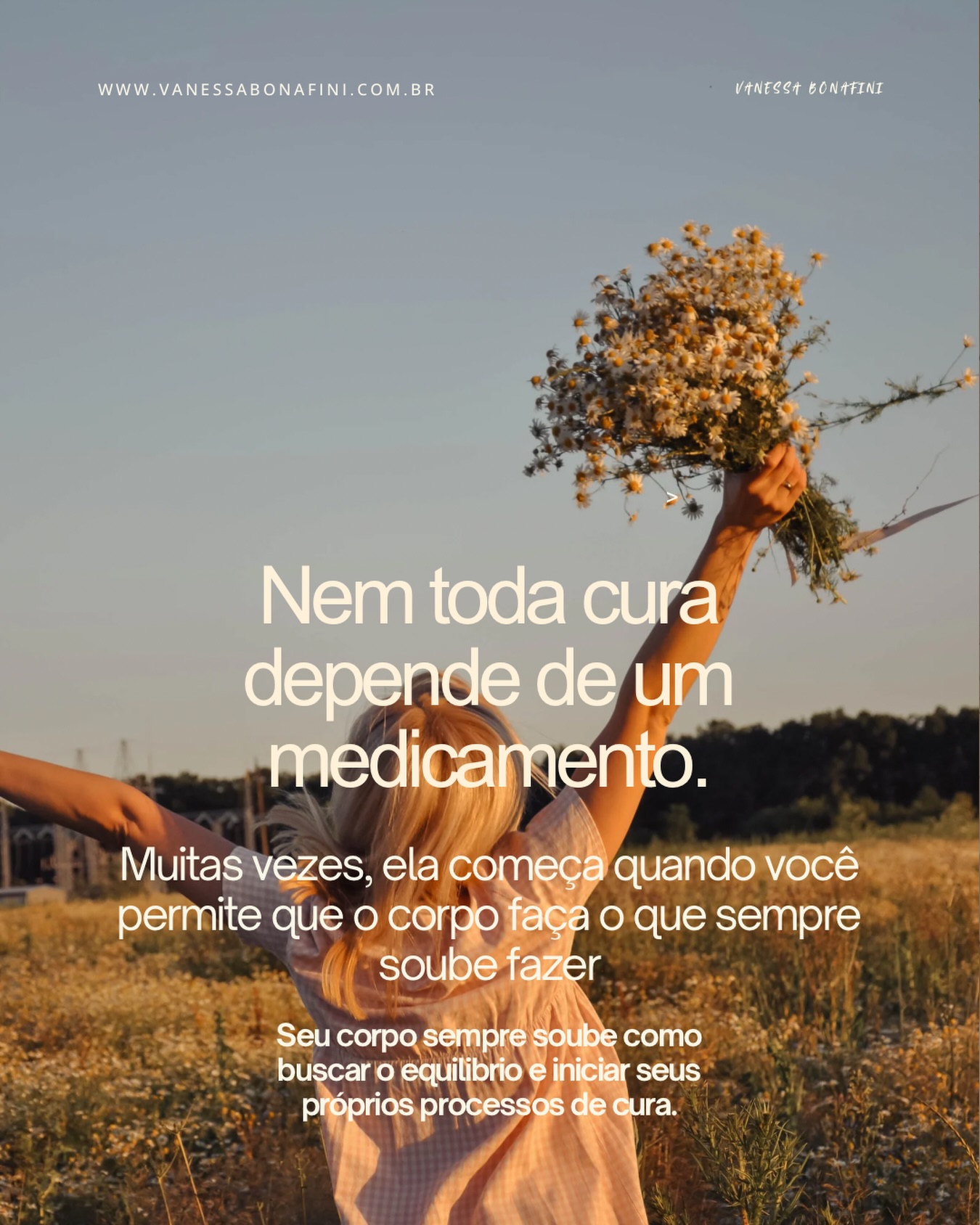 Às vezes, o remédio mais poderoso não vem em um frasco. ❤️
Seu sistema nervoso não faz distinção entre as lágrimas que você derramou sozinho no carro e a risada que fez sua barriga doer. Ambos podem ser formas de liberação. Ambos dizem ao seu corpo que ele está seguro o suficiente para sentir.
Falamos tanto sobre medicamentos, suplementos e tratamentos que, muitas vezes, esquecemos da capacidade natural que o corpo tem de iniciar seu próprio processo de restauração.
Um suspiro profundo.
Uma gargalhada sincera.
Um abraço que dura mais do que alguns segundos.
Um bocejo que você não reprime.
As lágrimas que você finalmente permite cair.
Nada disso é pequeno.
Cada um desses gestos envia uma mensagem ao seu sistema nervoso de que o perigo passou. E quando o corpo deixa o estado constante de sobrevivência, ele pode voltar ao estado de regulação, equilíbrio e reparo.
Isso não significa que devemos abandonar a ciência ou os tratamentos médicos quando eles são necessários. Significa reconhecer que o organismo possui mecanismos extraordinários de cura e adaptação, que também precisam ser estimulados todos os dias.
Você não precisa de permissão para sentir.
Você não precisa de permissão para desacelerar.
Talvez a cura comece justamente quando você para de lutar contra o que sente e passa a ouvir o que o seu corpo tenta dizer há tanto tempo.
Salve este post para os dias em que precisar se lembrar disso ou compartilhe com alguém que tem sido forte por tempo demais, mas esqueceu que sentir também faz parte da cura.
Essa é a verdadeira arte de viver bem. ❤️
#ArteDeViverBem #Autocuidado #SaúdeIntegral #Equilíbrio BemEstar Cura Consciência SaúdeEmocional