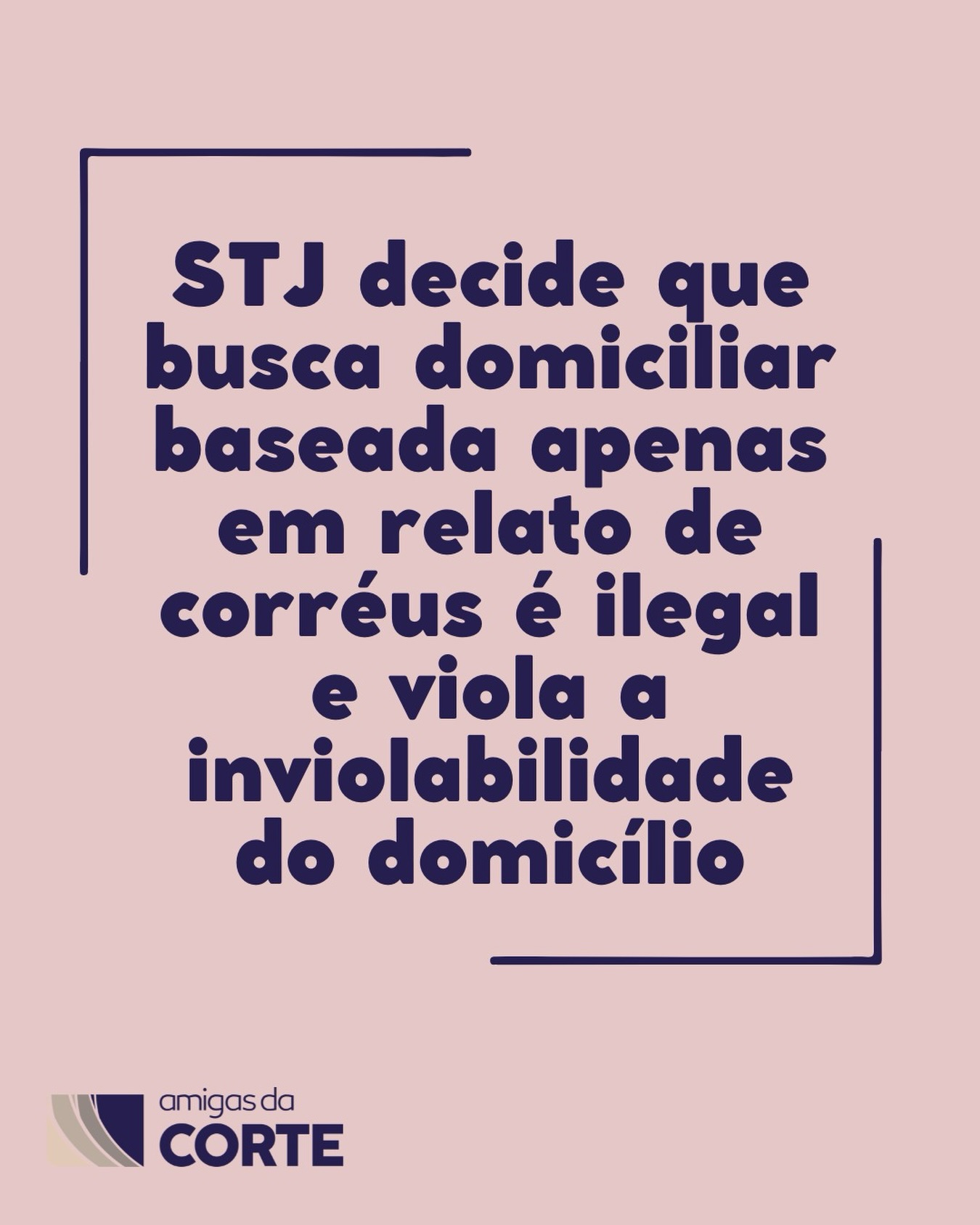 A Quinta Turma do STJ decidiu, por maioria, no julgamento do AREsp 2.786.040, de relatoria do ministro Ribeiro Dantas, que é ilegal a busca domiciliar realizada exclusivamente com base em informações fornecidas por corréus, sem mandado judicial, sem consentimento comprovado do morador e sem outros elementos concretos capazes de caracterizar justa causa para o ingresso no imóvel.
No caso, o réu havia sido acusado de tráfico de drogas após corréus, abordados pela polícia com drogas e objetos associados ao tráfico, apontarem que ele seria o fornecedor e indicarem seu endereço. A partir dessa informação, os policiais se dirigiram à residência do acusado e realizaram a diligência. As instâncias ordinárias haviam considerado a busca válida, mas o STJ entendeu que o simples relato de terceiros, desacompanhado de confirmação por outros elementos probatórios, não autoriza a mitigação da inviolabilidade domiciliar.
Para o ministro Ribeiro Dantas, cabia ao Estado comprovar a existência de autorização válida do morador para a entrada dos policiais, o que não ocorreu no processo. Reconhecida a ilicitude da busca, a Turma aplicou a teoria dos frutos da árvore envenenada, invalidando também as provas derivadas da diligência. Como os únicos elementos relacionados à materialidade do crime decorriam da busca domiciliar ilícita, foi mantida a absolvição do acusado, com fundamento no art. 386, II, do CPP.