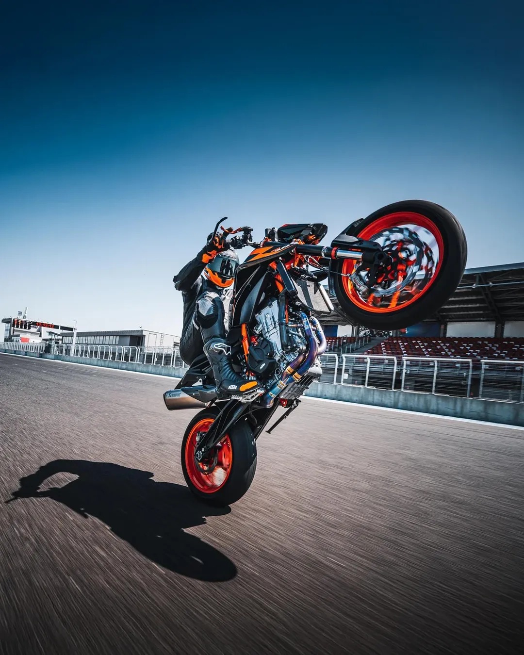 Shifting gears, pulling horizons, and hoisting the front wheel. The 890 DUKE R.
#KTM #KTMIndia #ReadyToRace #KTM890DukeR
.
.
.
KTM Husqvarna Adyar
