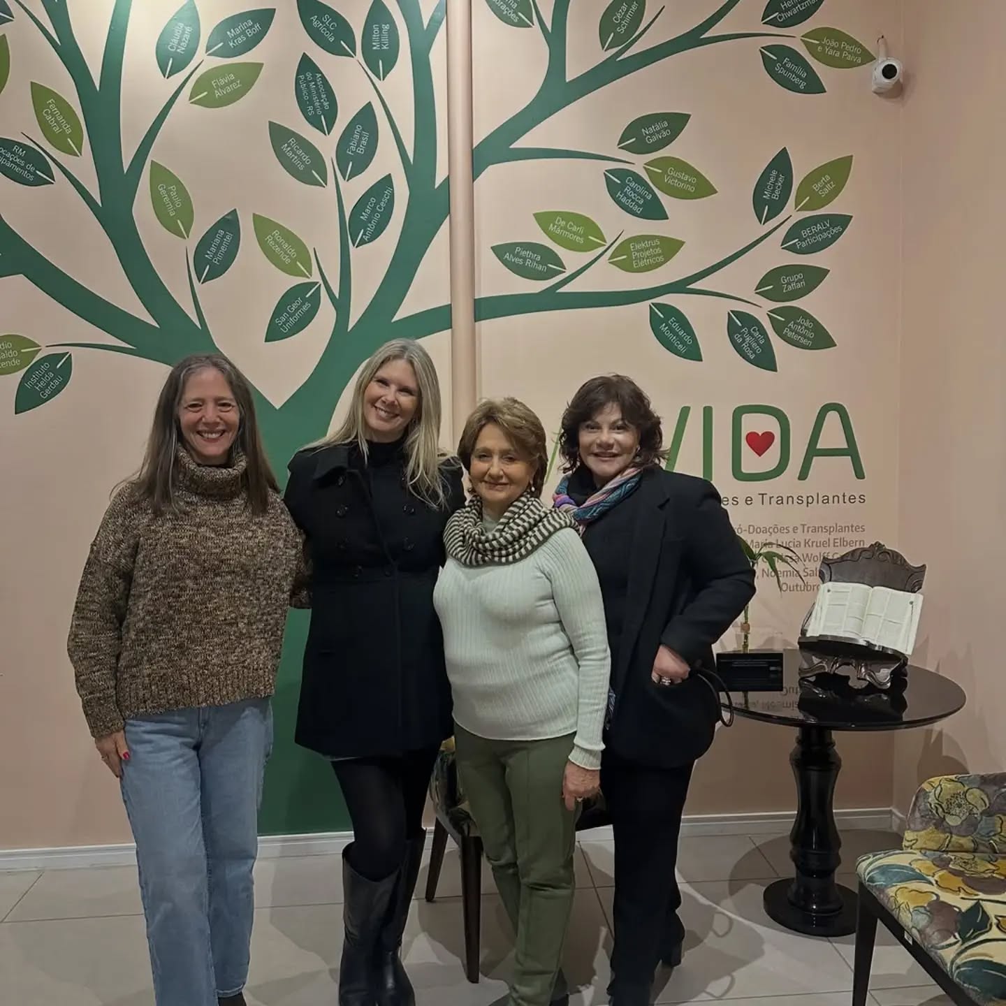 Repost: @dicasdagigioficial E ontem foi dia de conhecer a sede linda do @viavidapro , uma instituição que promove a doação de orgaos e tecidos para transplantados.
Pessoas carentes do Brasil inteiro são cuidadas por eles enquanto esperam por um transplante e também, muitas vezes, na recuperação antes de voltar para casa.
É um trabalho lindo, voluntário e cheio de fé e esperança.
Fui recebida pela presidente @clarisawolffg , pela vice @noemiagensas e também pela voluntária e amiga @stellatrein.
Obrigada pelo carinho, @clarisawolffg , @noemiagensas e @stellatrein .
Parabens pelo trabalho de vocês!
Obs: eles estão sempre precisando da nossa ajuda! Quem puder doar roupas de inverno, e roupas em geral, eles tem um brecho super organizado, onde cada venda reverte em renda para a instituição.
A @viavidapro fica na Av.Taquara, 579
#viavida #transplantes #ficadica #dicasdagigi