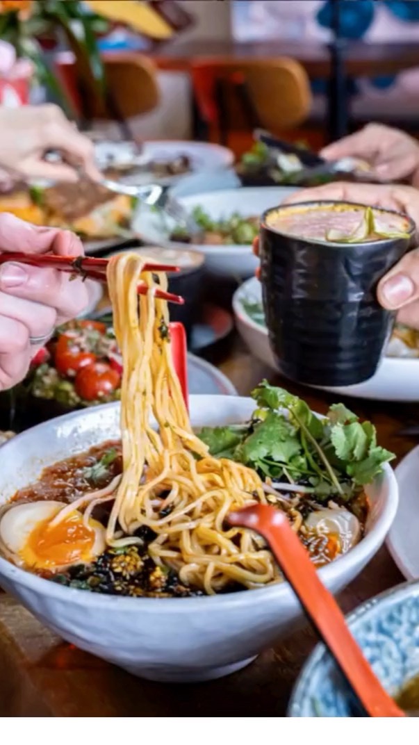 When your squad can’t decide between ramen 🍜, a bacon egg roll 🥓🍳, or French toast 🍓, you just order it all and share! The best kind of chaos with the best kind of people. 💛☕️✨#goodvibes #coffeetime #coogee #sydneyeats #coffee #sydneyfood #cafe #sydneycafe #coogeebeach #squadgoals #breakfastideas #friends