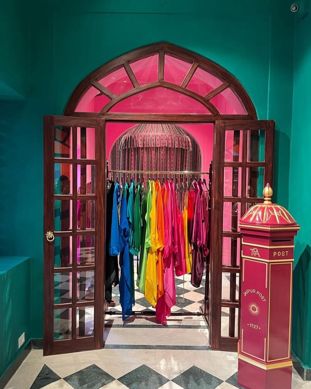Walking into a jewel box, wrapped in Holi colors 🎨🐘
A lojinha de souvenirs mais cool da Índia é esta: o The Palace Atelier (@thepalaceatelier), em Jaipur. Um espaço colorido, precioso e cheio de detalhes.
Pra dar aquela alegria nesse dia chuvoso em SP ☔️