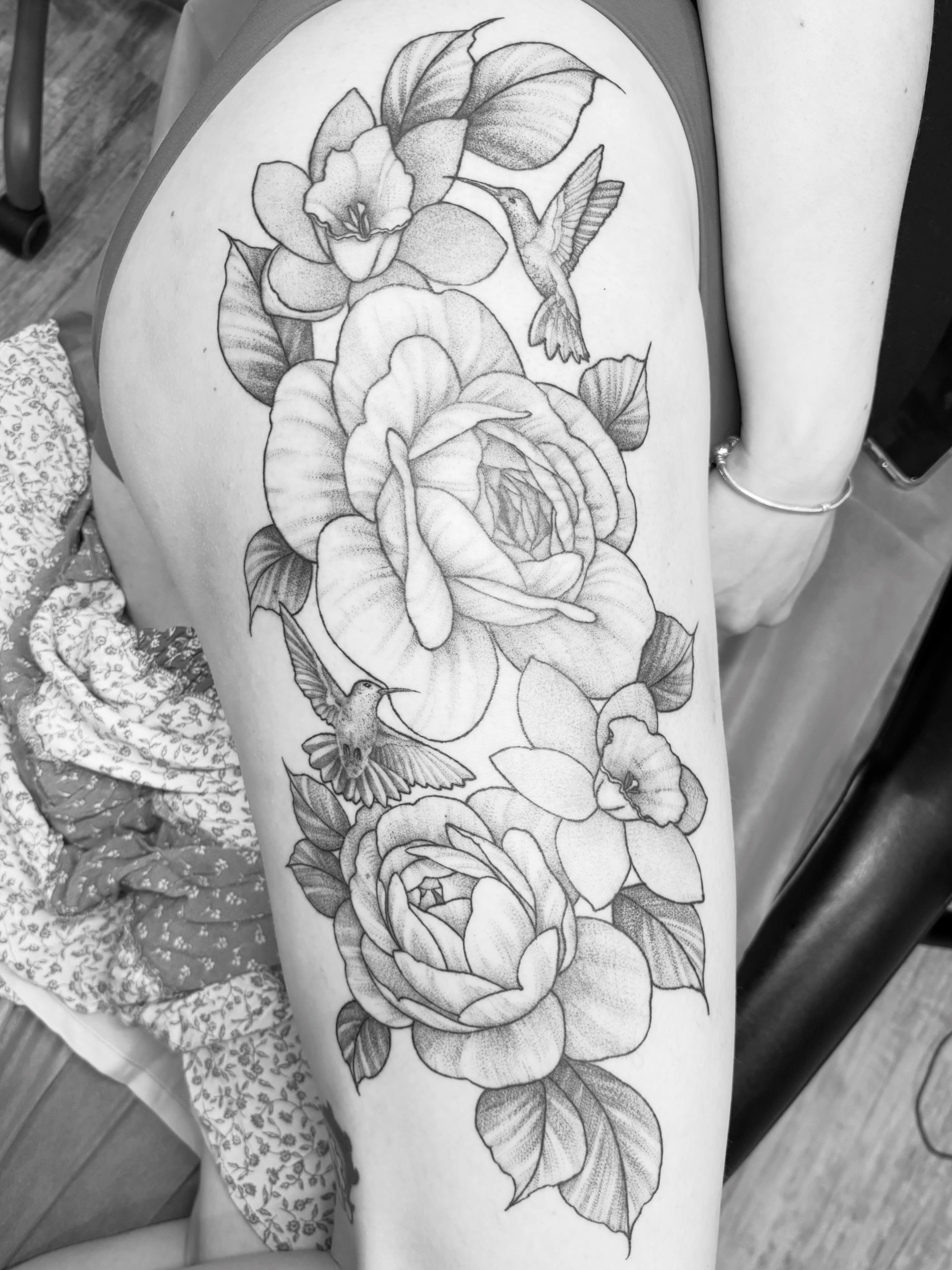Back from the mountains and wrapped up this pretty thigh piece 😍 feeling revived and so excited for the projects to come in this second half of the year!! Bring me your ideas by filling out my booking form or shooting me a dm 🤍
#ottawa #ottawatattoo #floraltattoo #birdsandflowers