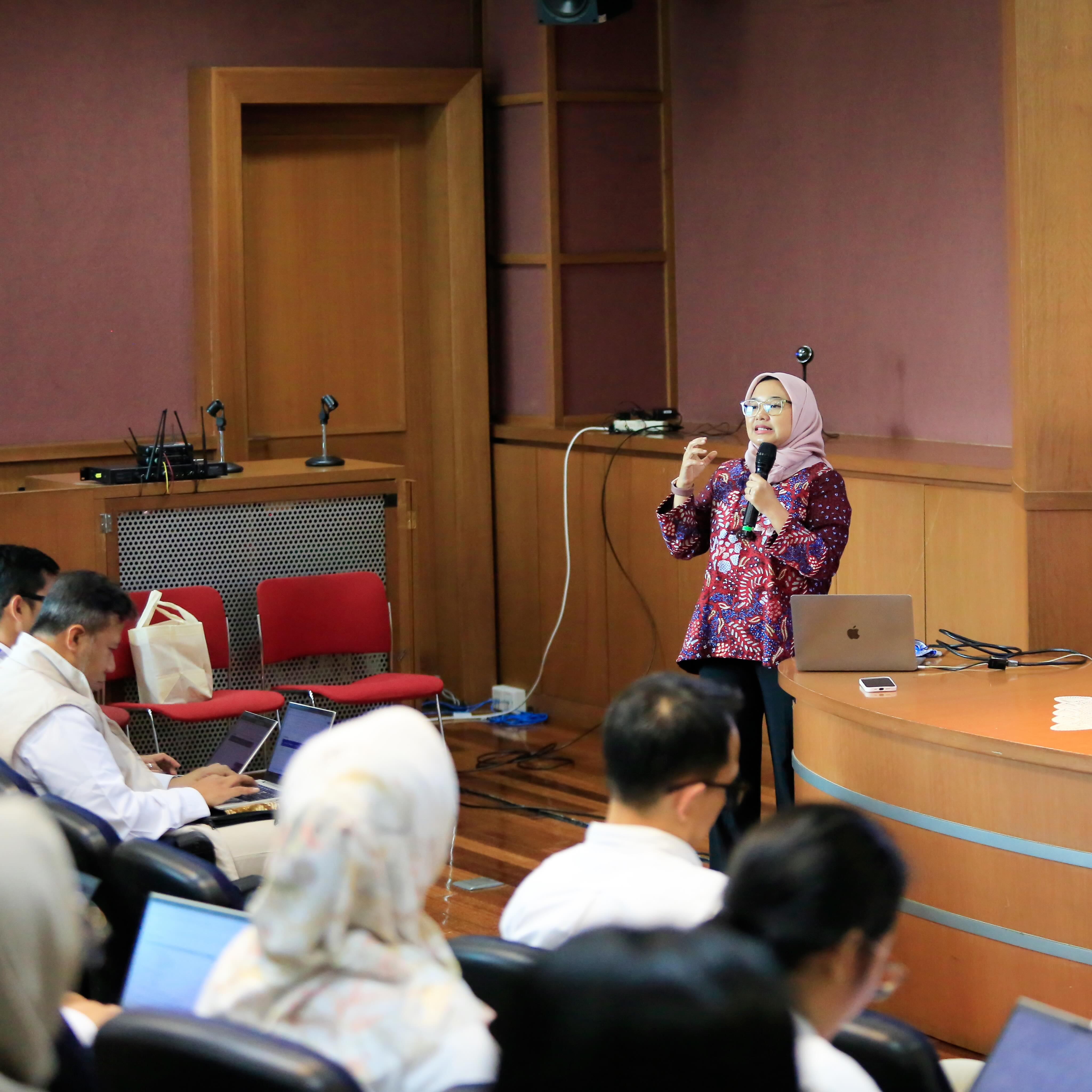 Pertemuan ke-2 dari series workshop financial planning. Kesempatan kali ini kita membahas strategi restrukturisasi utang dengan cara avalance ataupun snowball. Serta mengenal profil risiko masing-masing peserta. Kemudian lanjut peserta diberi contoh simulasi perhitungan kepemilikan rumah dari mulai mengumpulkan DP, simulasi cicilan dan pelunasan.
Senang rasanya bisa bertemu kembali dan terus diberi kepercayaan oleh IPEBI (Ikatan Pegawai Bank Indonesia) khususnya kpd tim Kemandirian Keuangan.
Sampai bertemu kembali di sesi workshop yang ke-3.
#cfp #financialplanning #literasikeuangan #workshopinhouse #training