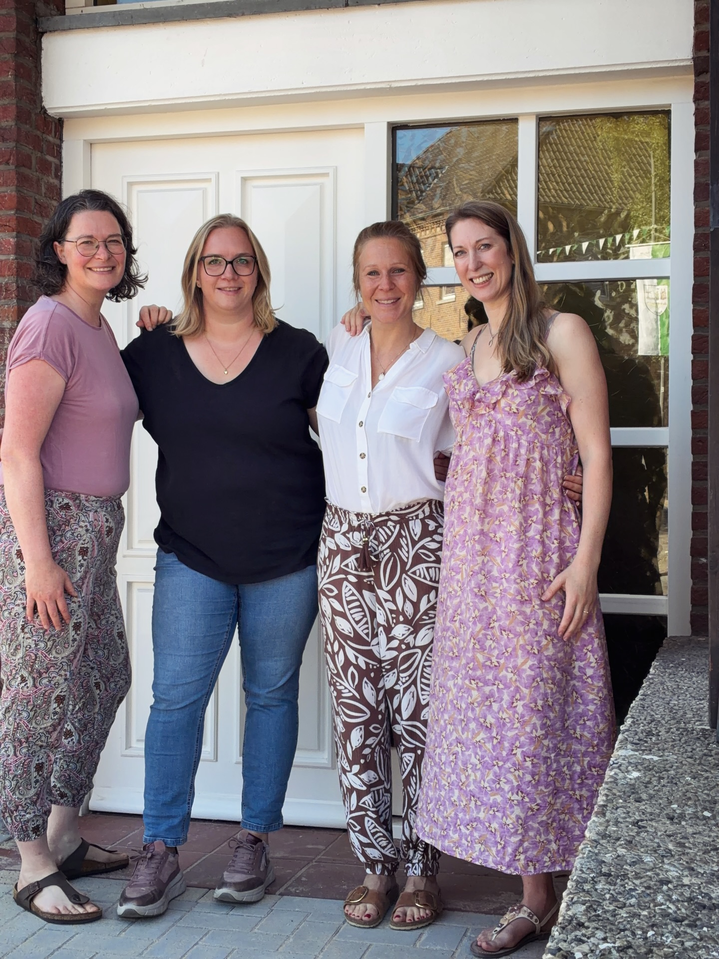 ✨ Die Praxisgemeinschaft im YOGAyoga-Haus✨
Heute durfte ich gemeinsam mit diesen drei wunderbaren Frauen in unserer zukünftigen Praxisgemeinschaft stehen. 🤍
Es fühlt sich jetzt schon sooo gut an!
Vor gar nicht allzu langer Zeit war diese Wohnung noch leer. Heute wird geplant, eingerichtet, Ideen werden ausgetauscht und langsam zieht Leben ein.
Ich freue mich riesig, euch schon einmal einen kleinen Vorgeschmack zu geben, wer hier bald wirken wird:
🌿 Lisa-Maria Thommek - Bioressonanz, Spirituelles Coaching und Reiki
🌿Anna Janssen - Heilpraktikerin für Psychotherapie
🌿 Anna Eglitis - Psychologische Beratung & Coaching
In den nächsten Wochen werden die Räume mit viel Liebe eingerichtet und jede von uns bereitet ihre Angebote vor.
Ich freue mich schon jetzt darauf, euch die drei Frauen noch einmal ganz persönlich vorzustellen. Jede bringt ihre ganz eigene Herzensarbeit mit – und genau das macht diesen Ort so besonders.
Schon jetzt fühlt es sich wunderschön an, diesen Weg nicht allein zu gehen, sondern gemeinsam mit Frauen, die die gleiche Vision teilen: einen Ort zu schaffen, an dem Menschen ankommen, wachsen und begleitet werden dürfen.
Ich kann es kaum erwarten, dass wir bald die Türen für euch öffnen dürfen. 🤍
